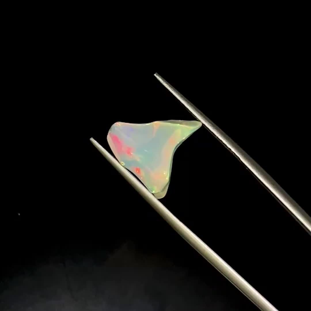 幻想的な七色の光を放つプレシャスオパール | 魅惑の輝きの秘密を解説