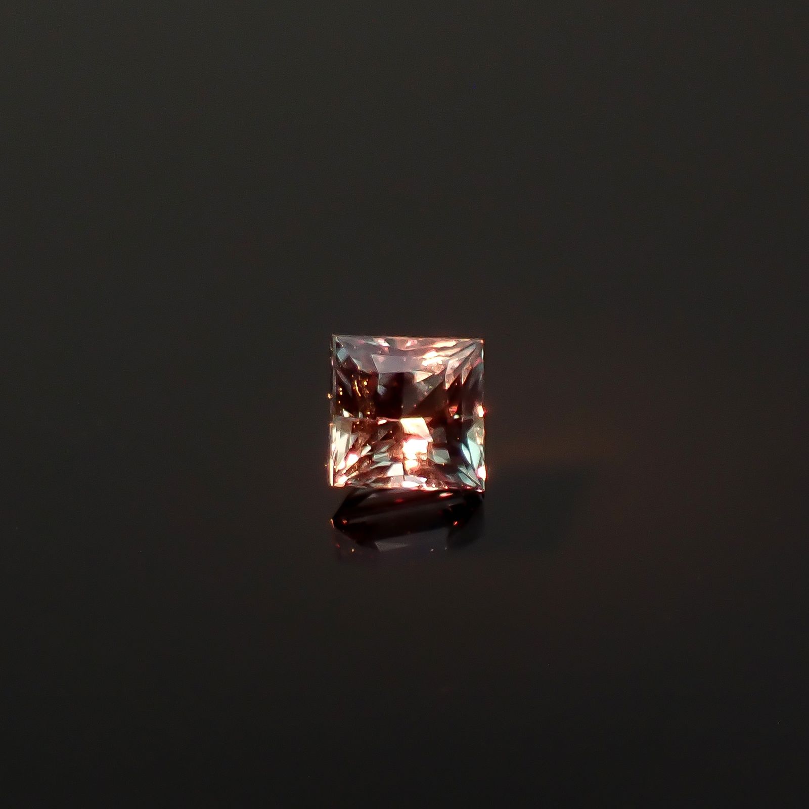 ◇プリンセスカット◇アレキサンドライト ブラジル産 EmeraldMains社製 0.082ct / 2.2x2.2mm前後 [260131577]