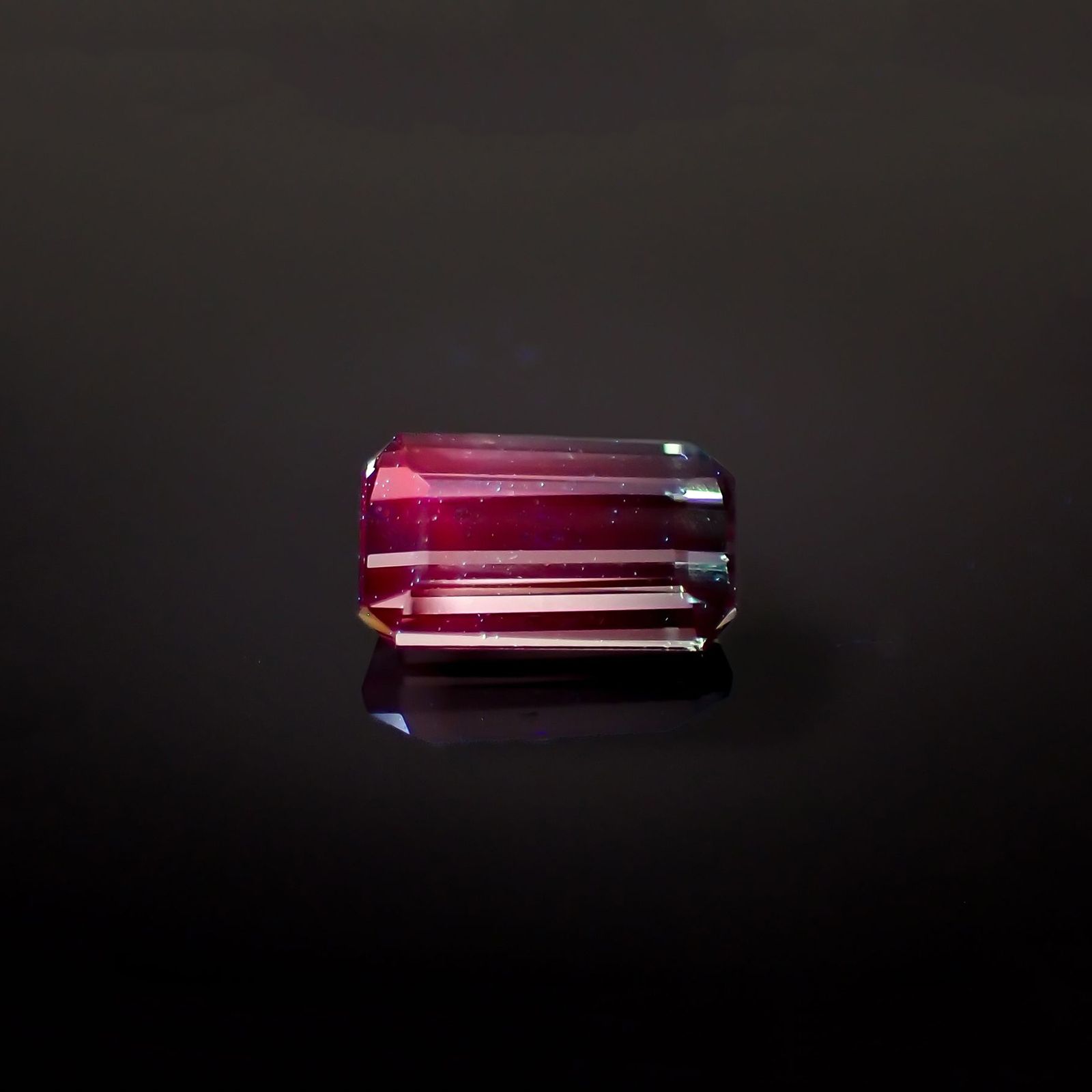 バイカラースピネル フルオレッセンス タンザニア/マダガスカル産 0.62ct / 6.1x3.5mm前後 [230722677]