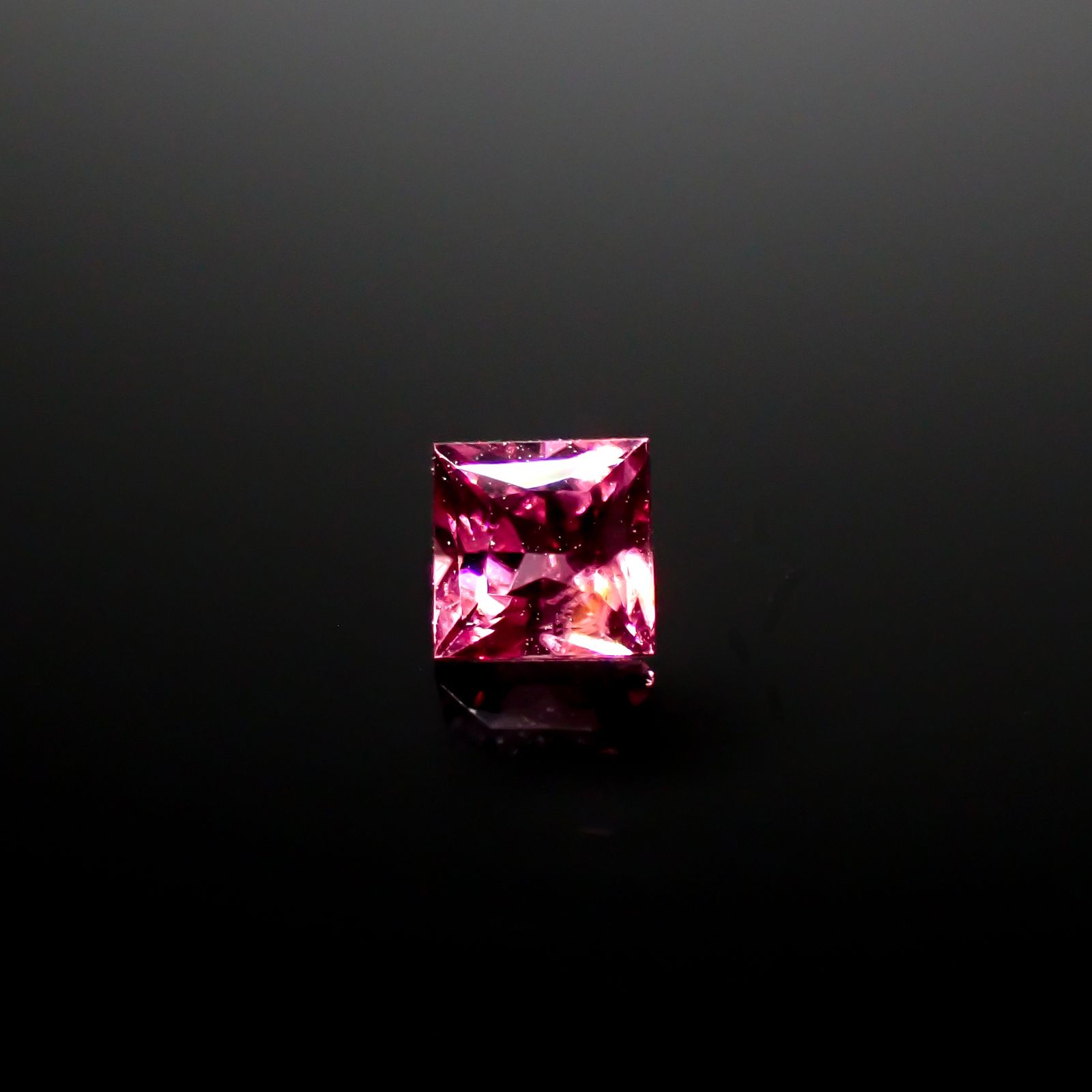 ◇プリンセスカット◇ホットピンクスピネル(宝石名ピンク・スピネル)タンザニア産 0.20ct 識別済[220817537]3x3mm前後