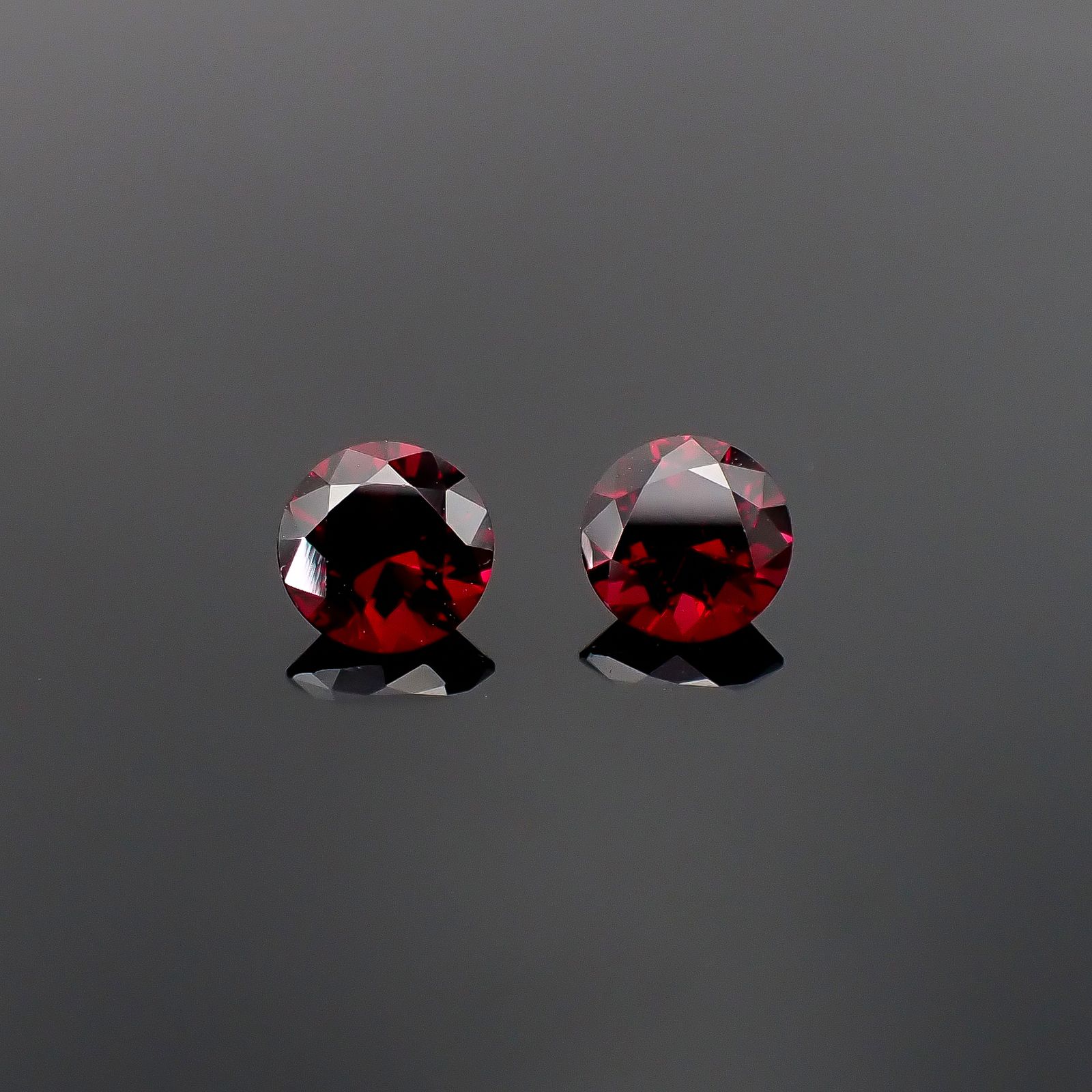 ◇ペアセット◇アントヒルガーネット(クロムパイロープガーネット) アメリカ・アリゾナ州産 1.92ct / 6.2x6.2mm前後 [251231543]