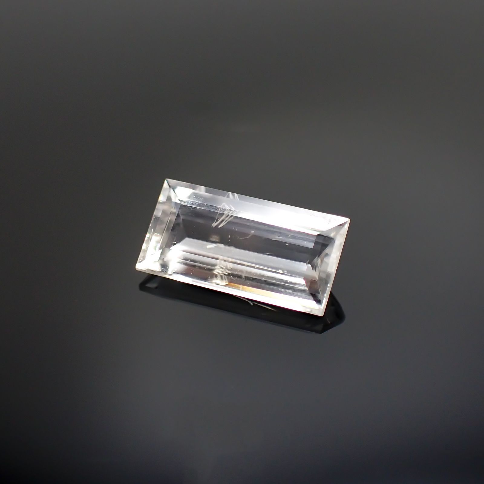 ハンバーガイト(ハンベルジャイト)(宝石名ハンバーガイト) ビルマ産 2.162ct ソ付(彩珠)[19111871]12.6×6.3mm前後