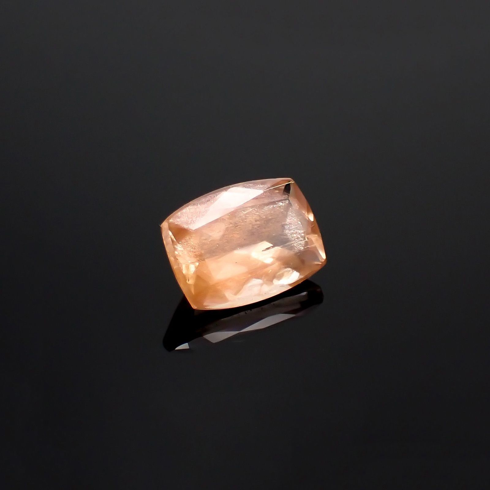 サンストーンスキャポライト(宝石名シーン・スキャポライト)タンザニア産 識別済 2.39ct / 10.1x7.4mm前後 [260819275]