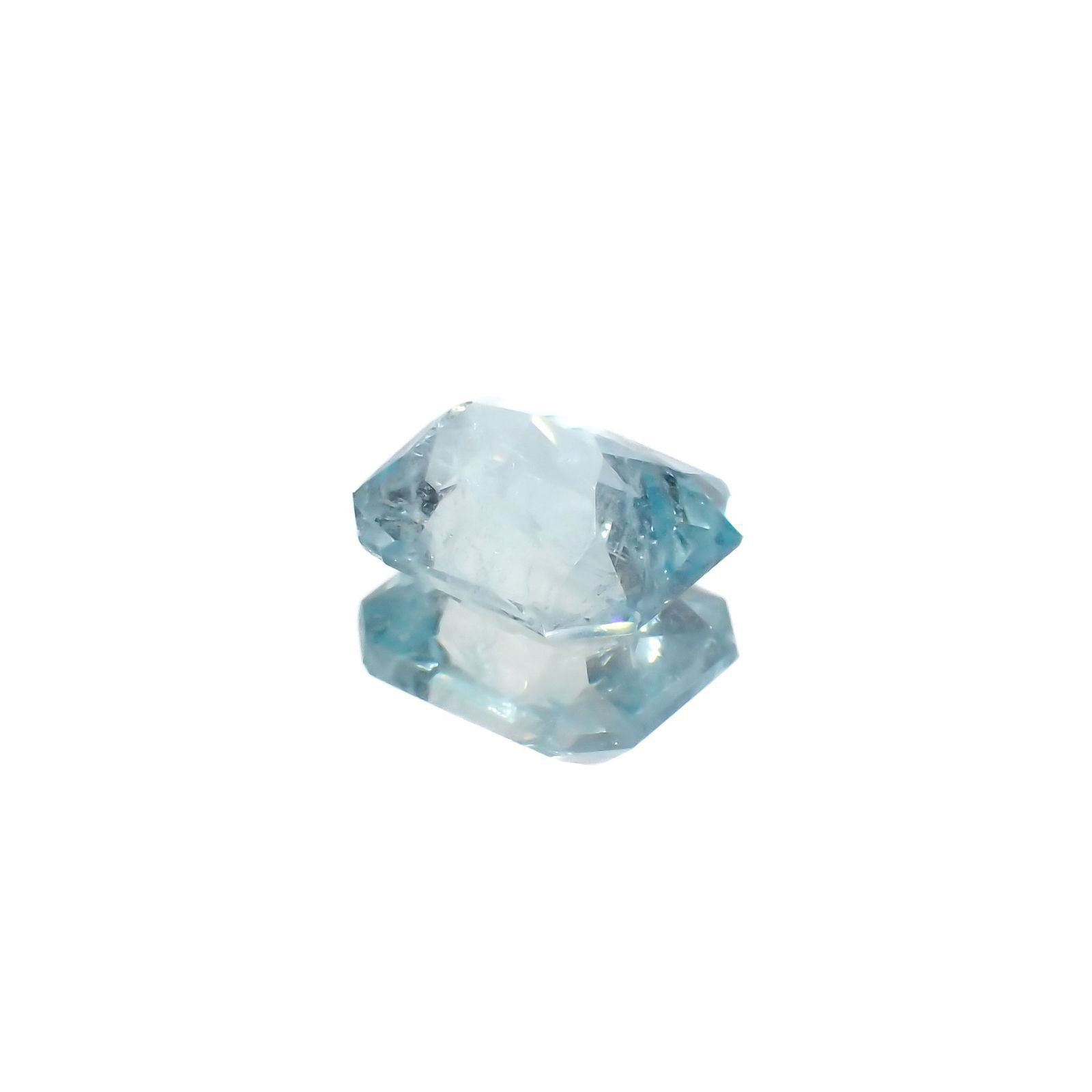ユークレース(宝石名ブルー・ユークレース)コロンビア産 ソ付(彩珠) 1.989ct / 8.6x7.3mm前後 [221018680]
