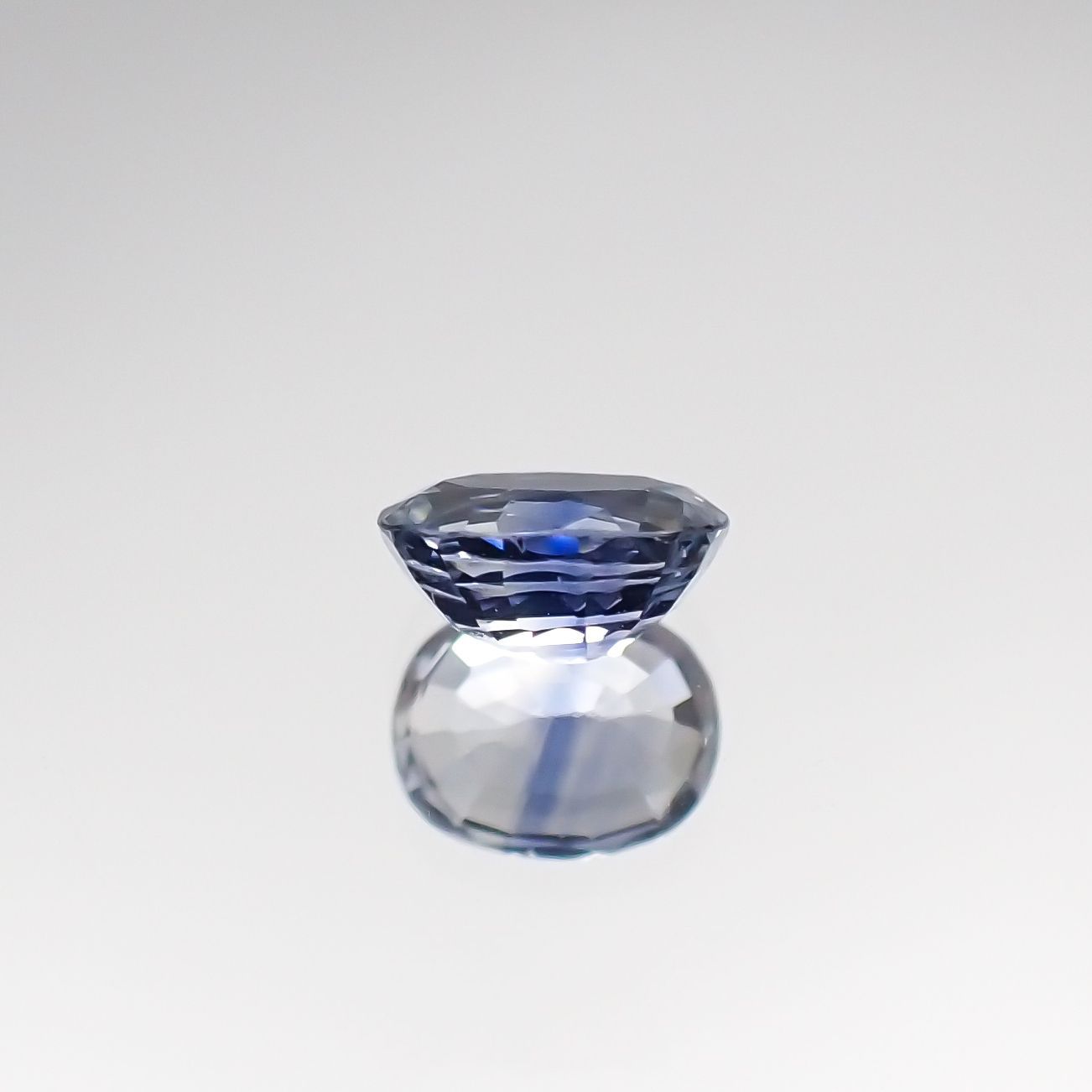 アイスブルーサファイア スリランカ・マダガスカル産 ルース 0.37ct[210711175]4.7×3.7mm前後