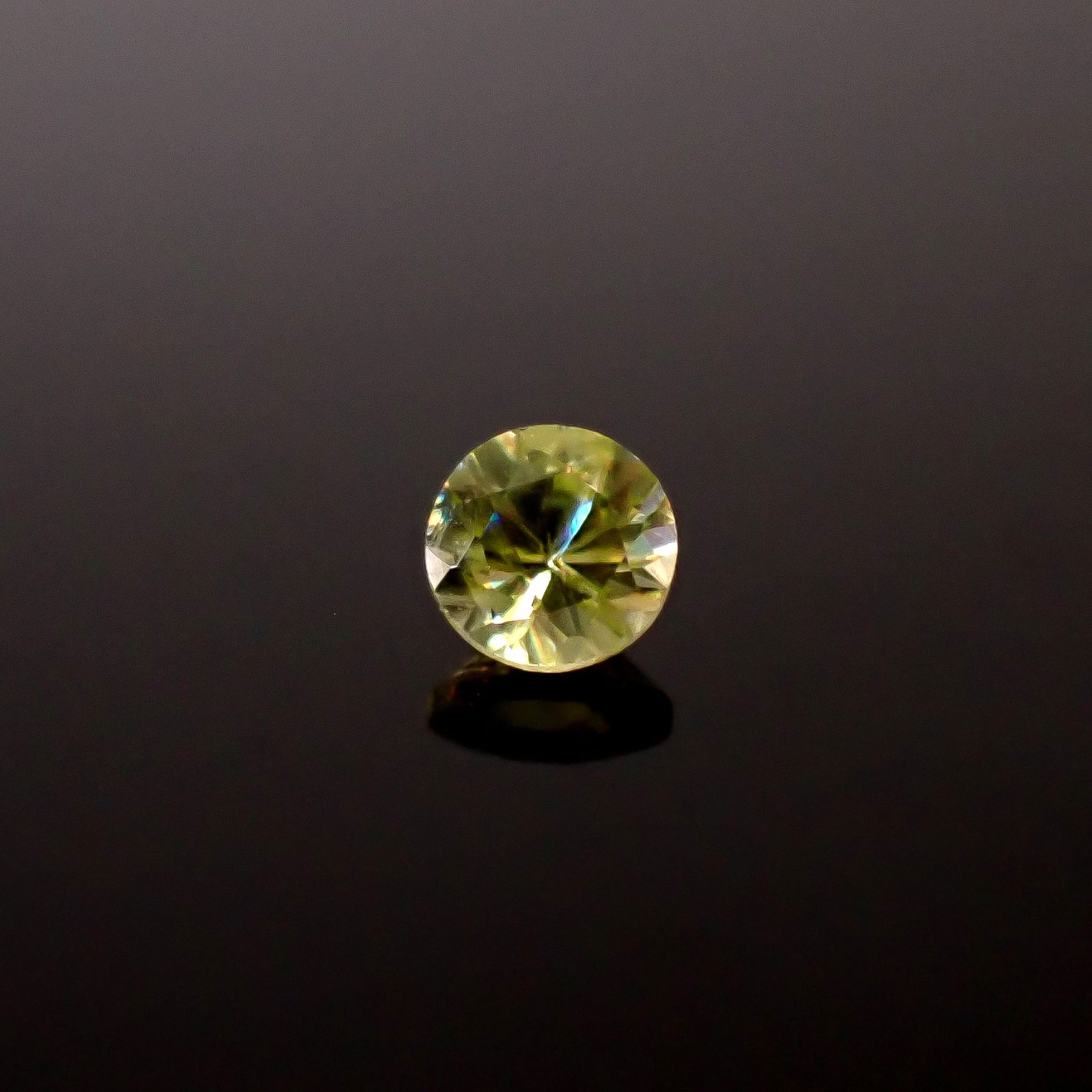 スフェーン(宝石名スフェーン)マダガスカル産 識別済 0.32ct / 4x4mm前後 [251231369]