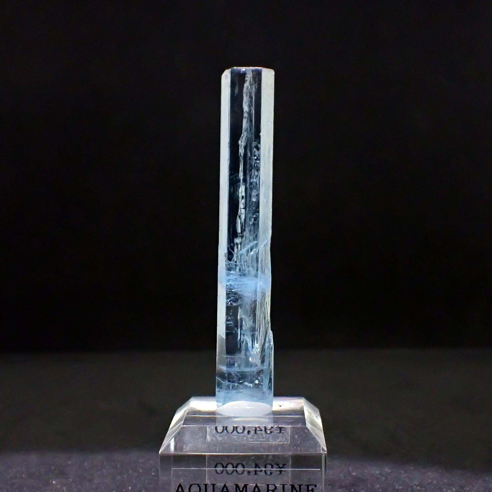 アクアマリン柱状結晶原石 ベトナム産 アクリル台座付き 22.59ct(4.518g) / 4.6x8.2x52.6mm前後 [260632330]