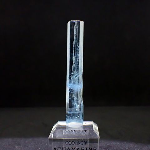 アクアマリン柱状結晶原石 ベトナム産 アクリル台座付き 22.59ct(4.518g) / 4.6x8.2x52.6mm前後 [260632330]