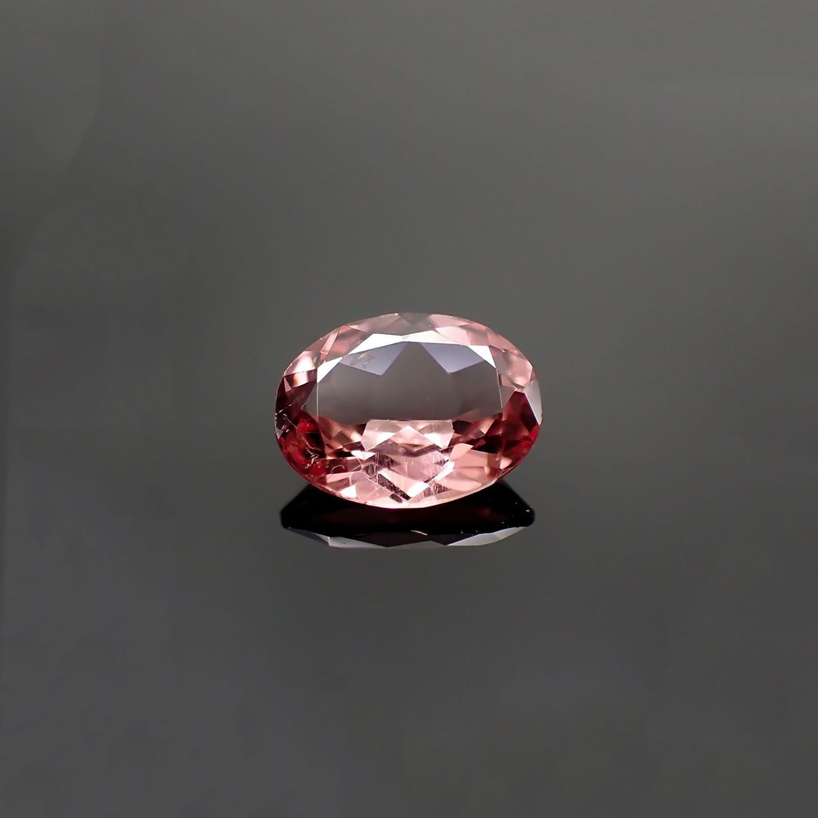 ピンクアパタイト(宝石名アパタイト) ブラジル産 識別済 0.93ct / 7.5×5.7mm前後 [251013006]