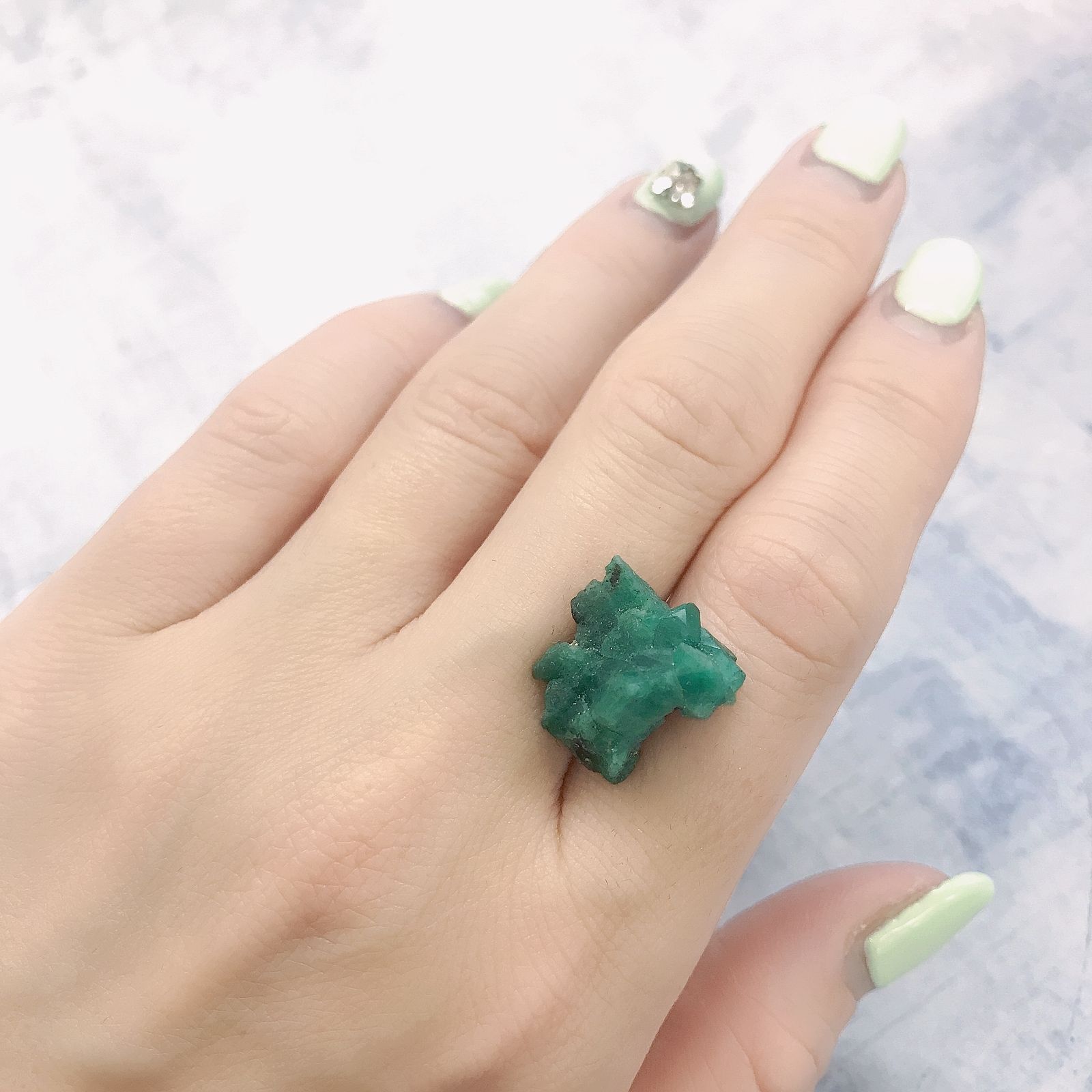 エメラルド原石 コロンビア産 10.92ct[220115508]16.6x14.2mm前後