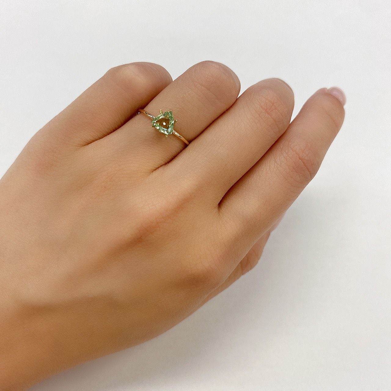 ミントガーネット タンザニア産 ルース 0.66ct[210711531]6×6.1mm前後