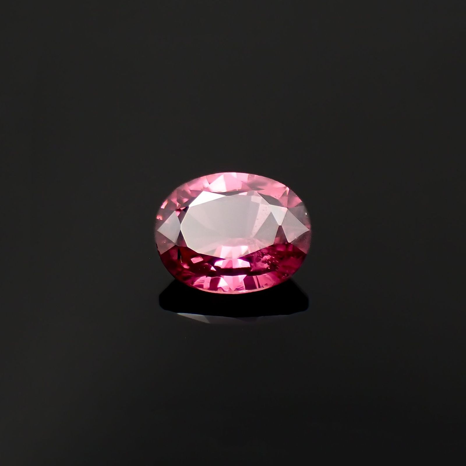 ピンクスピネル(宝石名スピネル)ビルマ/マダガスカル産 識別済 0.77ct / 6.3x5.1mm前後 [230421743]