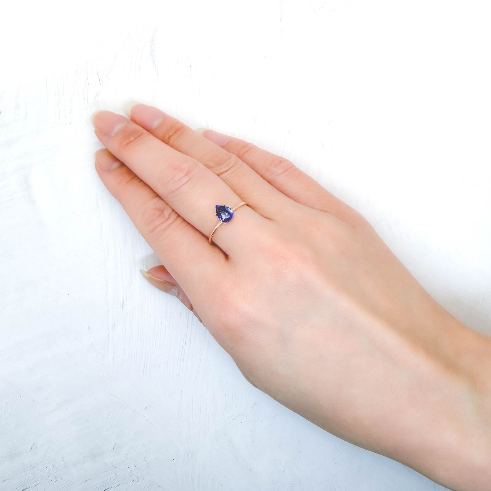 ◇カスタムカット◇ベニトアイト アメリカ・カリフォルニア州産 0.97ct / 6.9x5.2mm前後 [260432066]