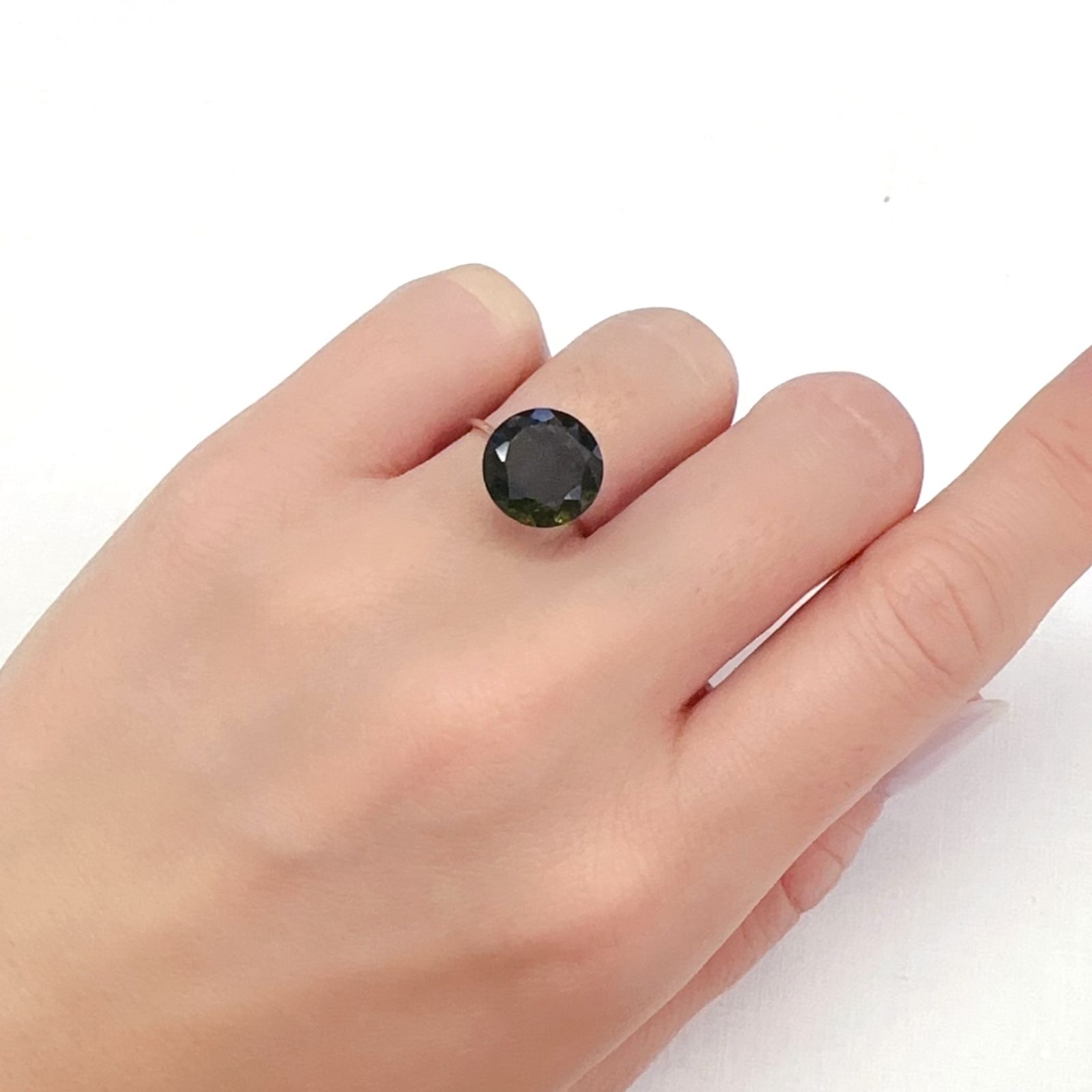 モルダバイト(宝石名モルダバイト)発見地：旧チェコスロバキア 4.01ct 識別済[231224826]10.9x10.9mm前後