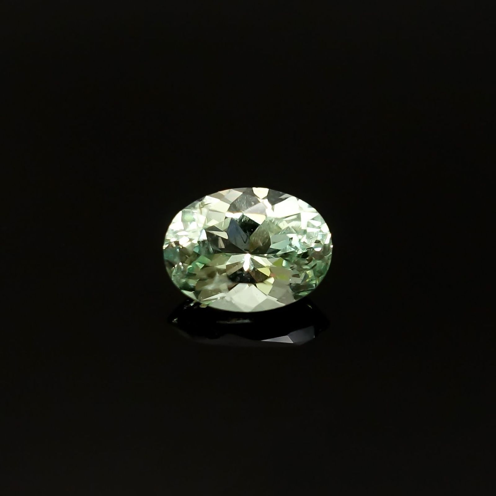 バナジウムコーネルピン(宝石名コーネルピン)タンザニア・タンガ州産 識別済 0.95ct / 7.2x5.3mm前後 [260815627]