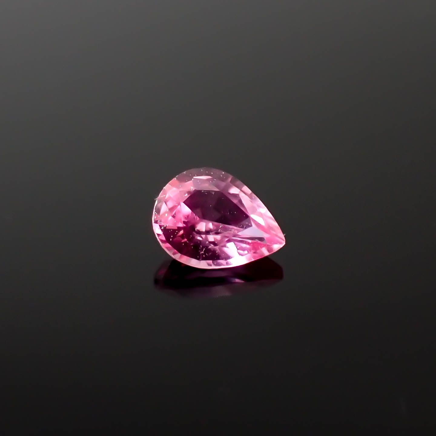 ネオンピンクサファイア スリランカ産 0.17ct[240226302]3.7x2.9mm前後