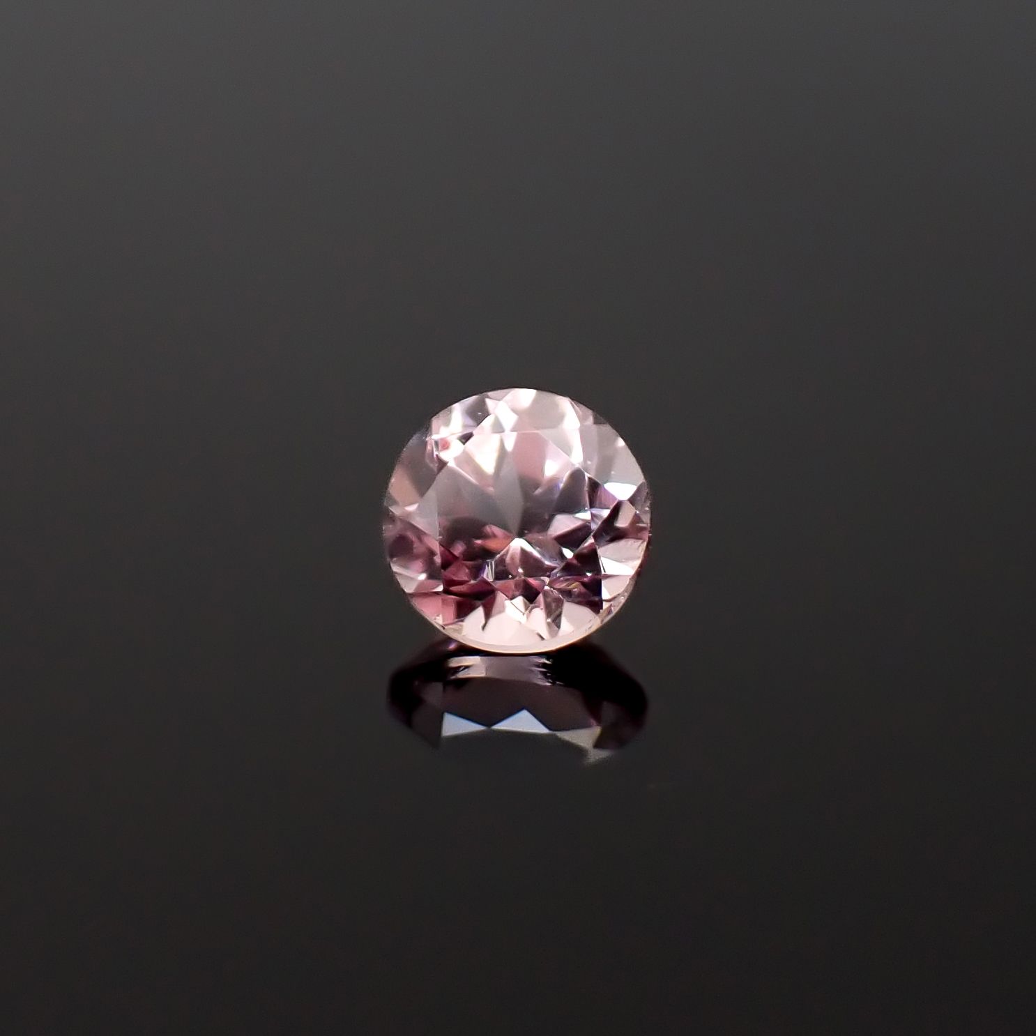 ドラゴンガーネット タンザニア産 0.71ct / 5.1x5.1mm前後 [260532238]