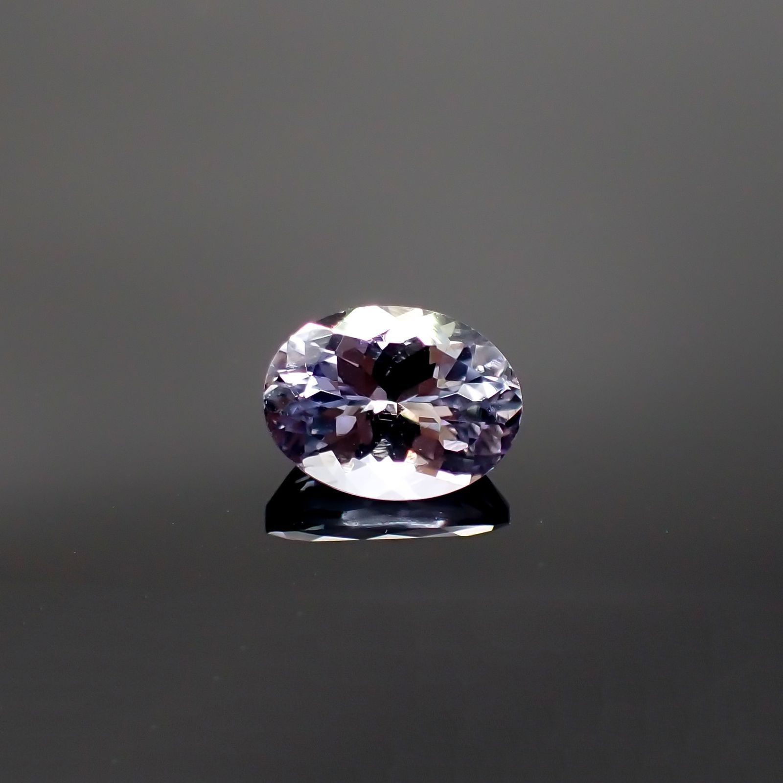 バイカラータンザナイト(宝石名タンザナイト) タンザニア産 ソ付(彩珠) 1.822ct / 8.7x6.5mm前後 [210711826]