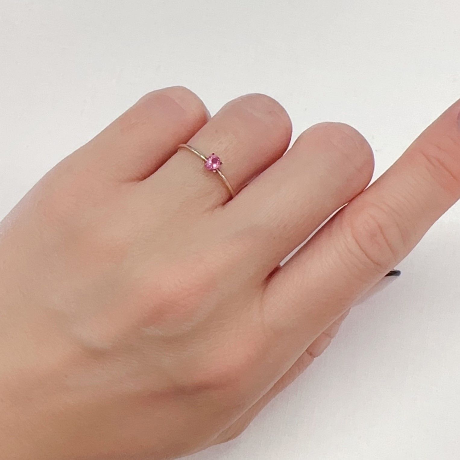 ネオンピンクサファイア スリランカ産 0.17ct[240226302]3.7x2.9mm前後