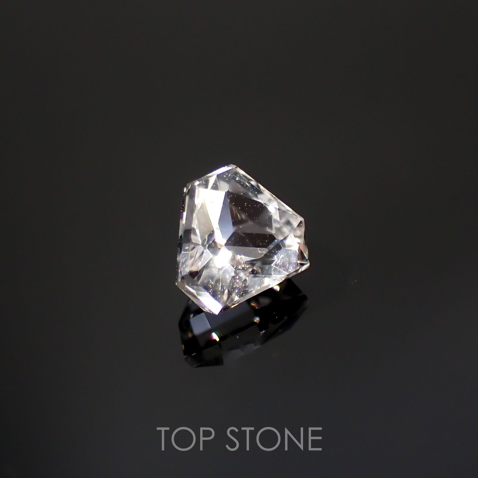 カラーレスエンスタタイト(宝石名ホワイト・エンスタタイト)スリランカ産 0.93ct 識別済[220115569]6x5.1mm前後