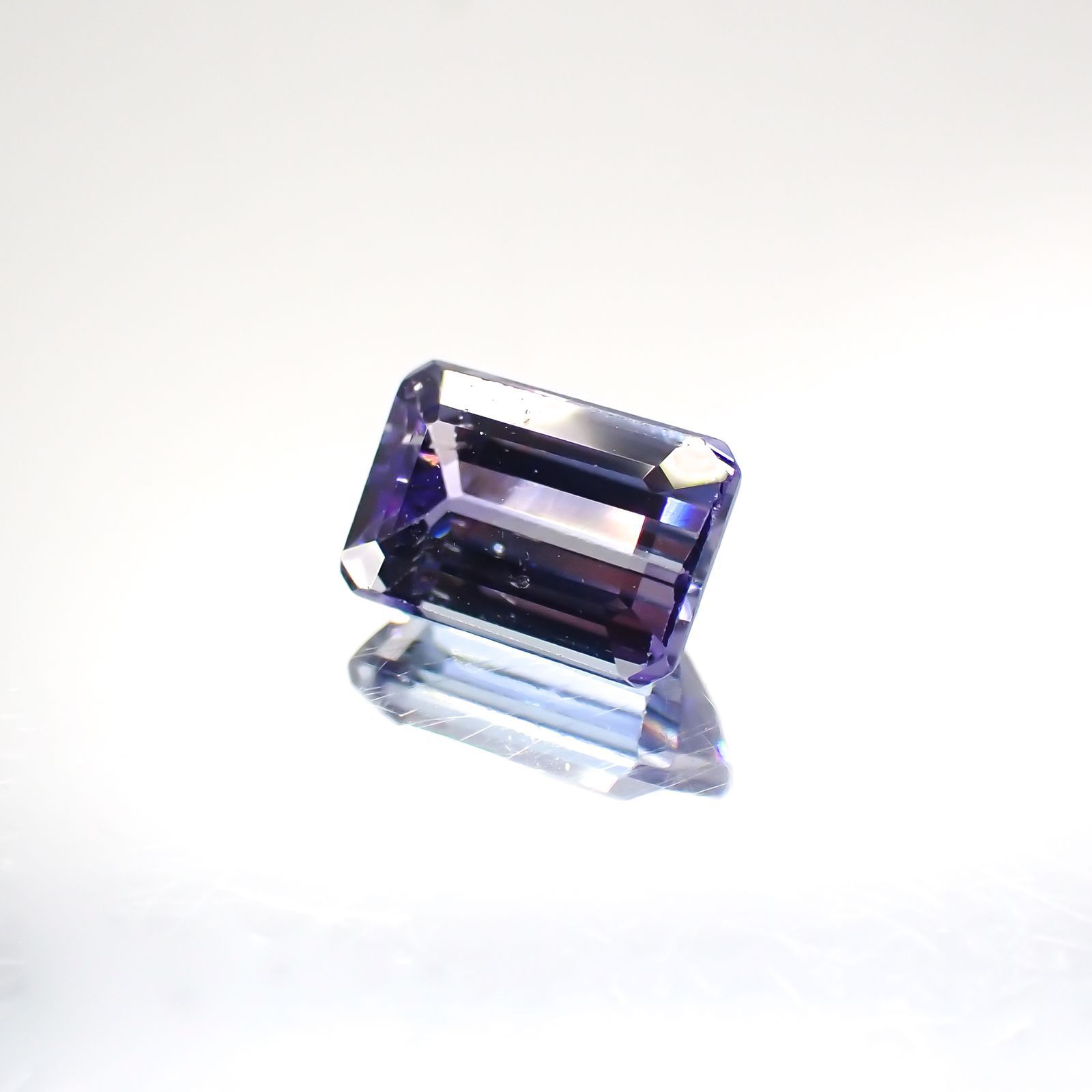 バイカラータンザナイト(宝石名タンザナイト)タンザニア産 0.69ct 識別済[220113856]5.7x3.9mm前後