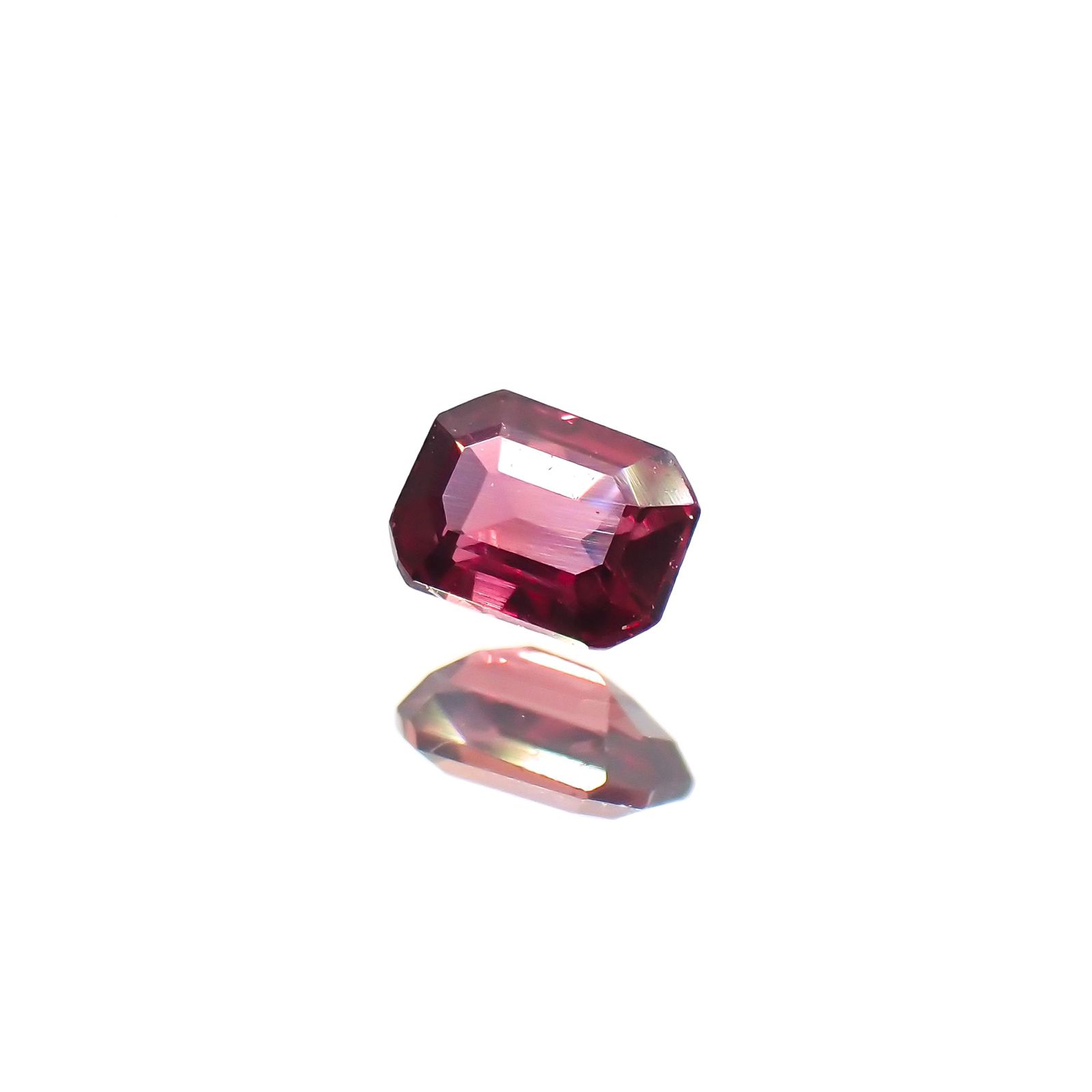ルビー(宝石名ルビー)タンザニア産 0.24ct 識別済[220115044]3.9x2.9mm前後