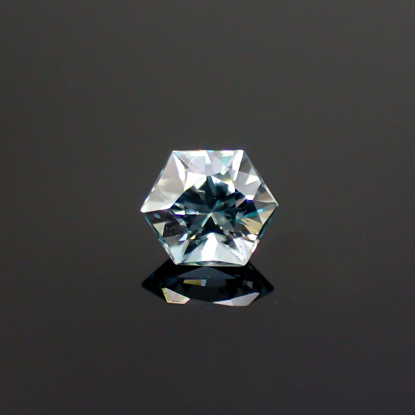 ◇ヘキサゴンカット◇アイスブルージルコン(宝石名ジルコン)カンボジア産 0.80ct 識別済[220716825]4.9x4.8mm前後