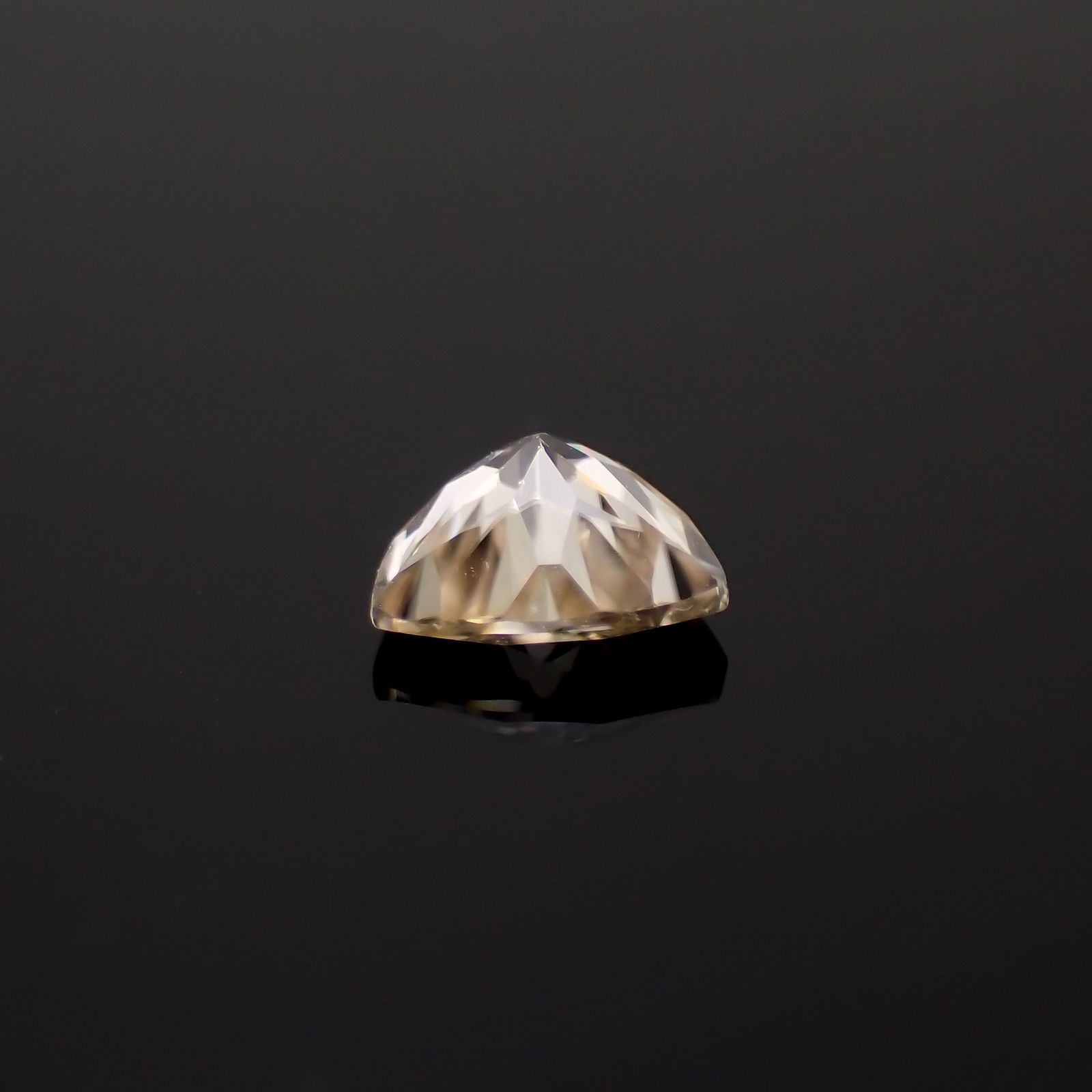 シャンパンカラージルコン スリランカ/カンボジア産 0.87ct[230421647]5.8x5.9mm前後