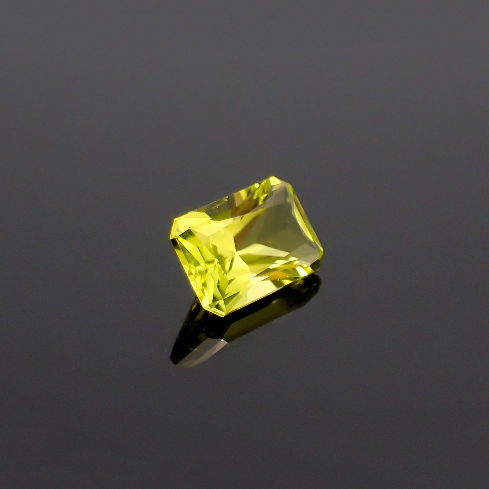 カナリートルマリン ザンビア・カナリー鉱山産 0.50ct / 6x3.8mm前後 [260223138]
