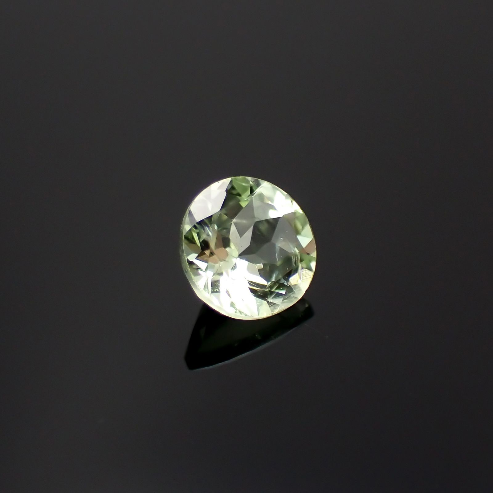 ミントガーネット タンザニア産 0.59ct[231023722]5.2x5.2mm前後