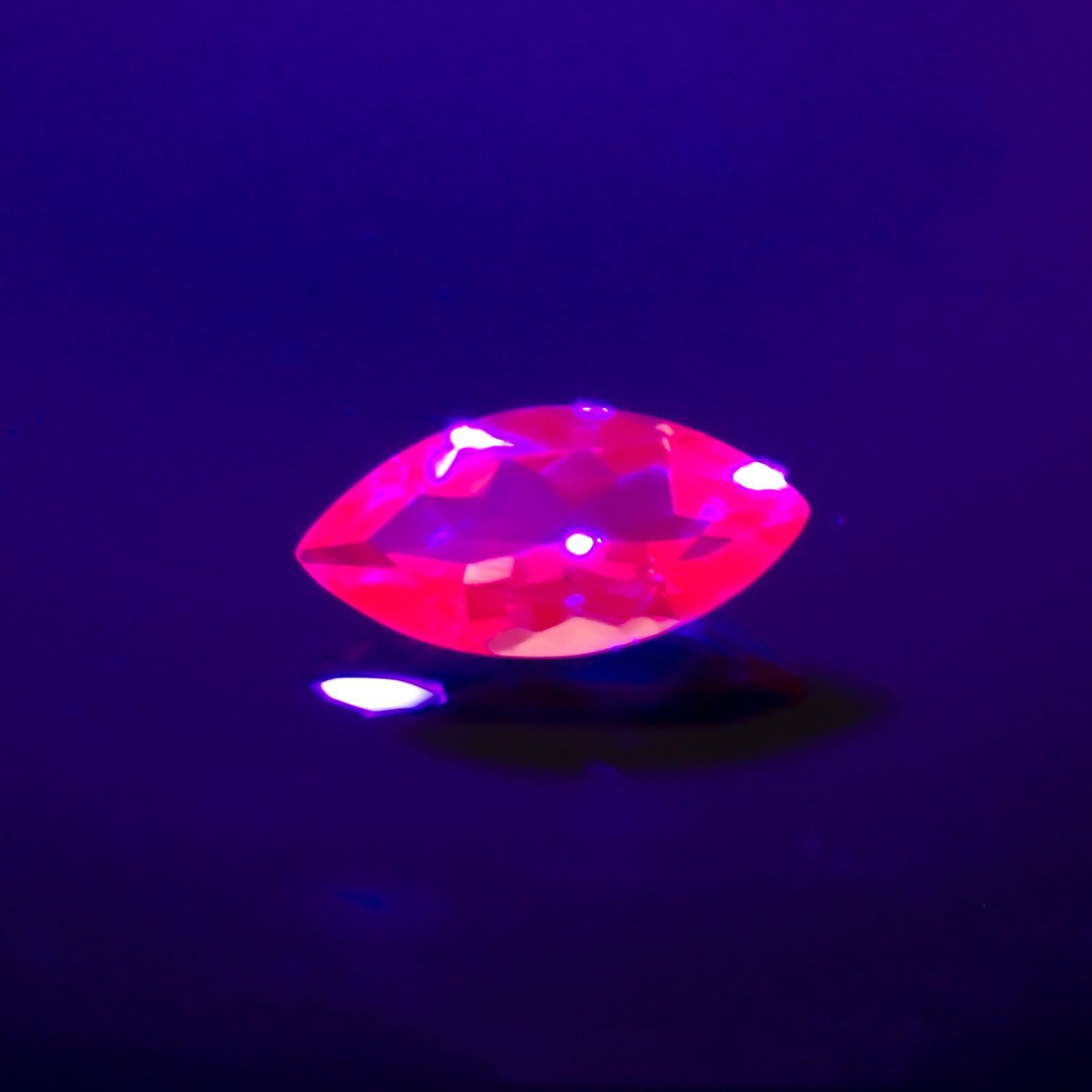 ホットピンクスピネル(宝石名ピンク・スピネル)タンザニア産 0.35ct 識別済[230823040]7x3.4mm前後