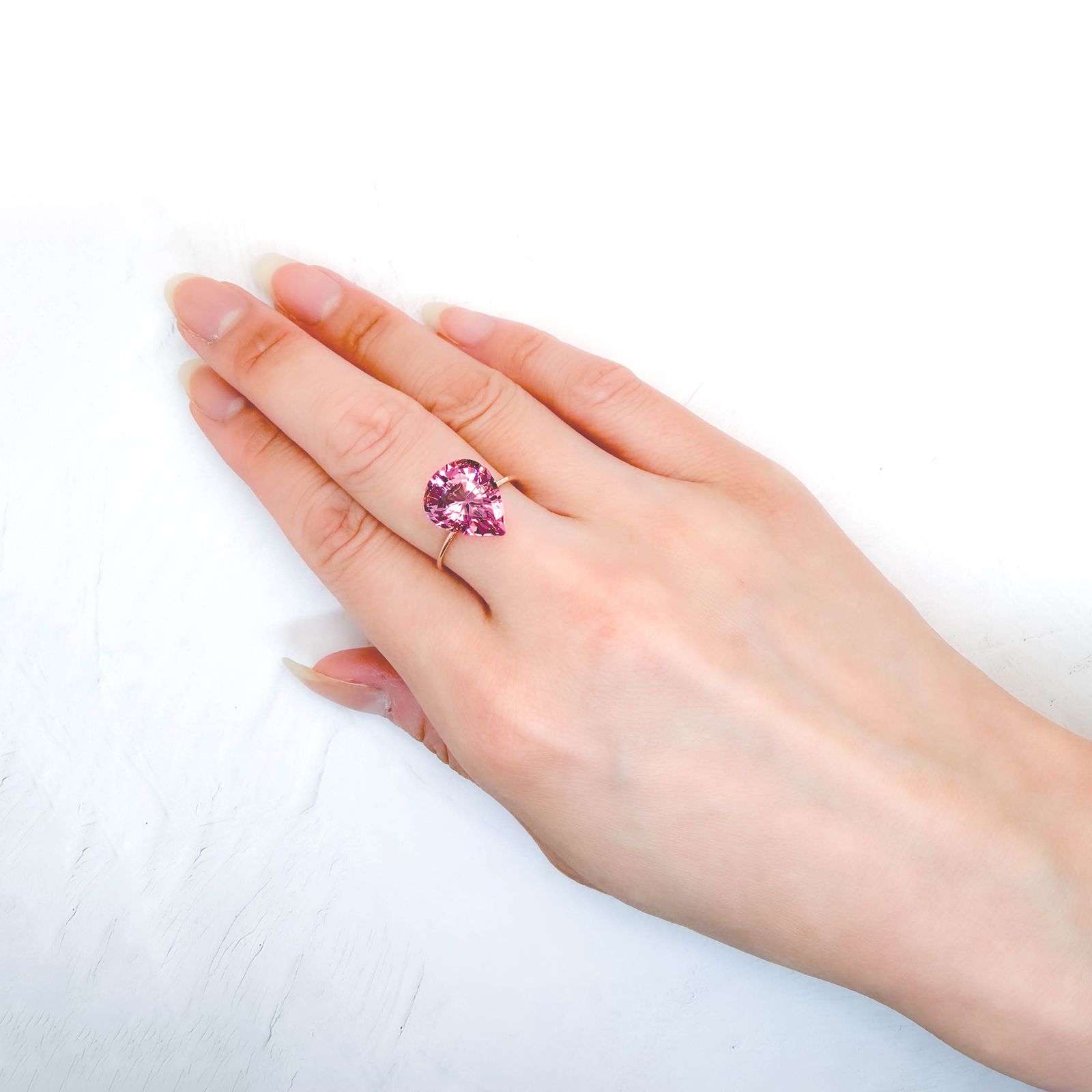 ピンクスピネル タンザニア産 7.04ct / 13.7x10.9mm前後 [260632493]