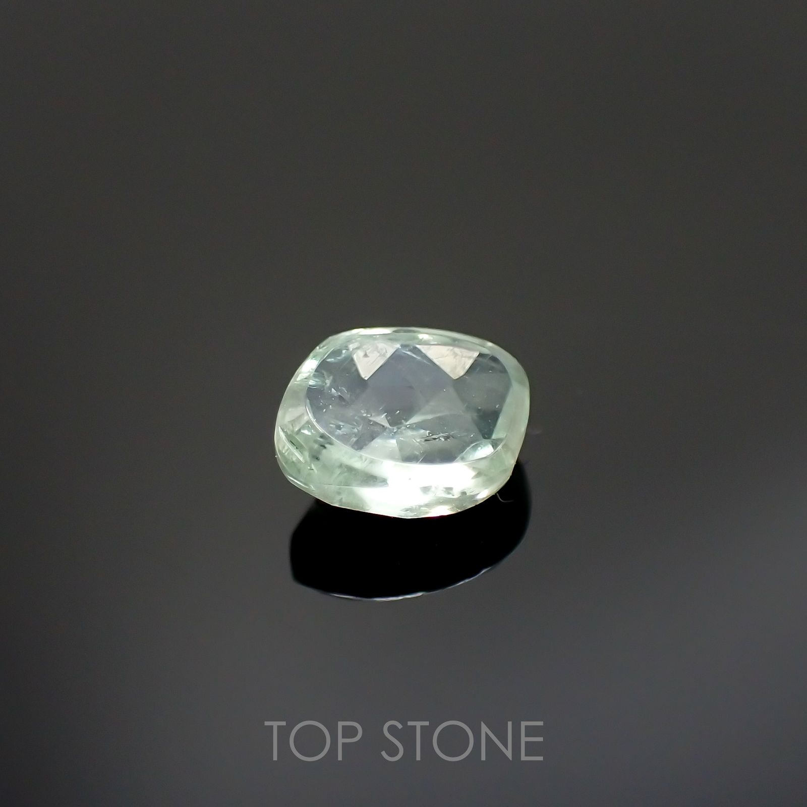 ◇ローズカット◇バナジウムコーネルピン(宝石名コーネルピン)タンザニア・タンガ州産 0.66ct 識別済[220115550]5.6x4.6mm前後