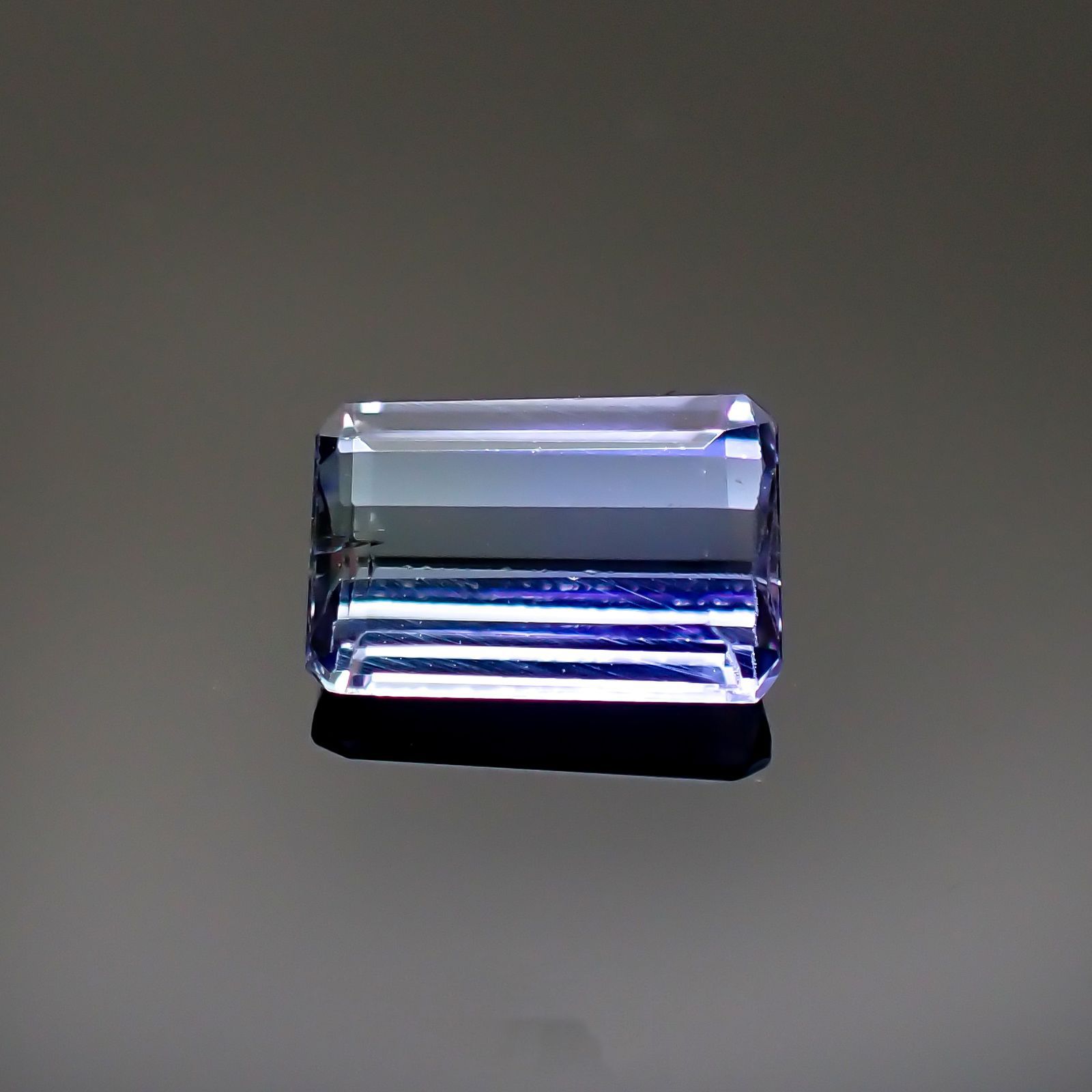 バイカラータンザナイト(宝石名バイカラー・ゾイサイト) タンザニア産 0.983ct ソ付(彩珠)[210610942]7.2×4.9mm前後