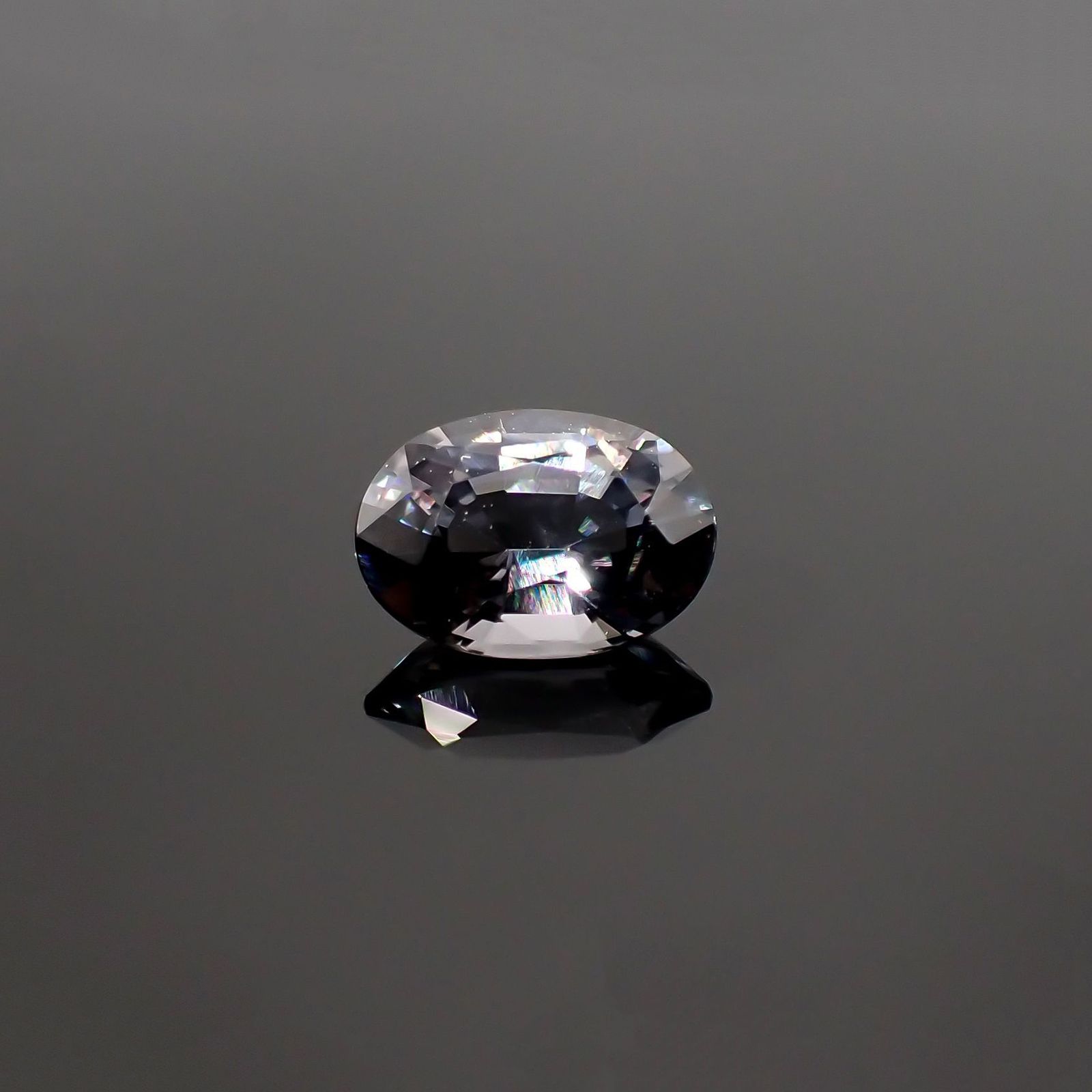 プラチナスピネル(宝石名スピネル) ビルマ産 0.855ct ソ付(彩珠)[250812842]6.8×4.8mm前後