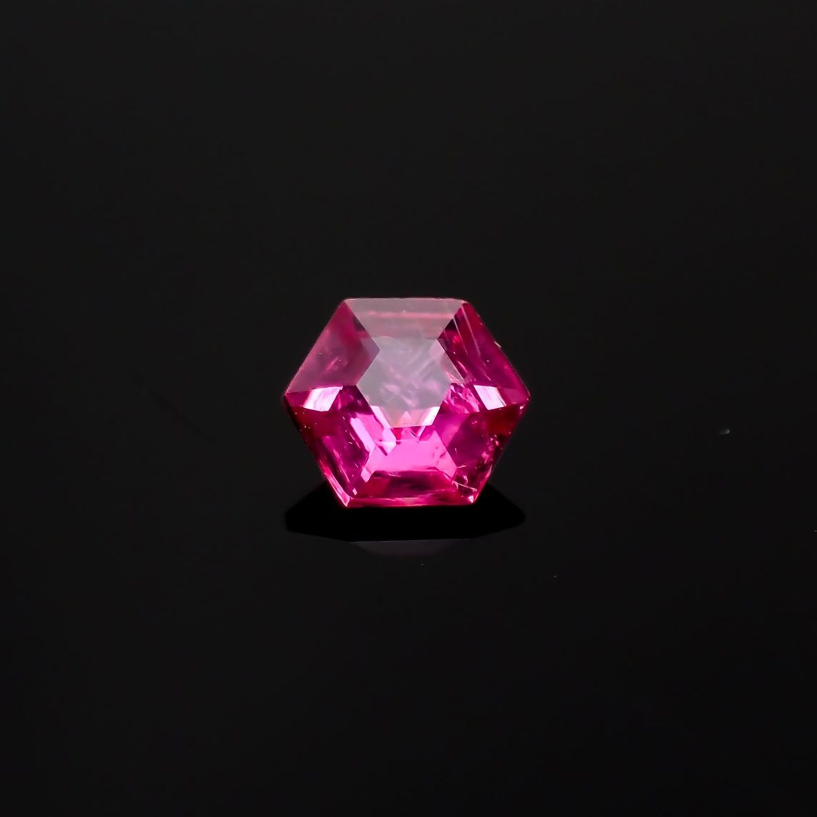 ◇ヘキサゴンカット◇ルビー 非加熱 モザンビーク産 0.19ct / 3.5x3.5mm前後 [240427109]