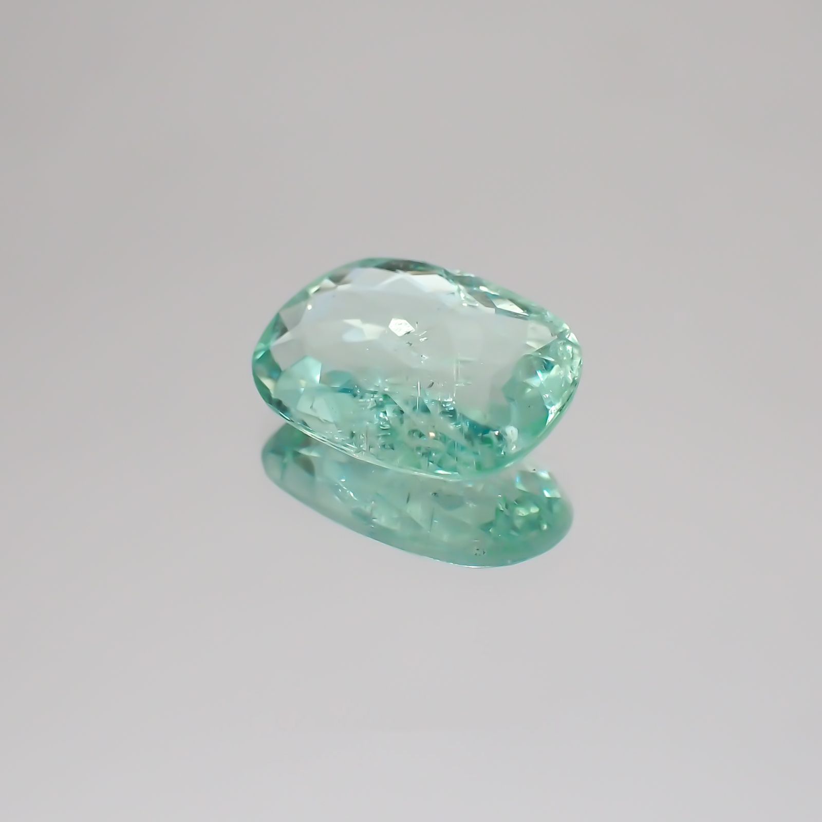 パライバトルマリン(宝石名トルマリン/別名パライバ・トルマリン) モザンビーク産 2.337ct ソ付(宝貴協)[21019384]11.1×8.0mm前後