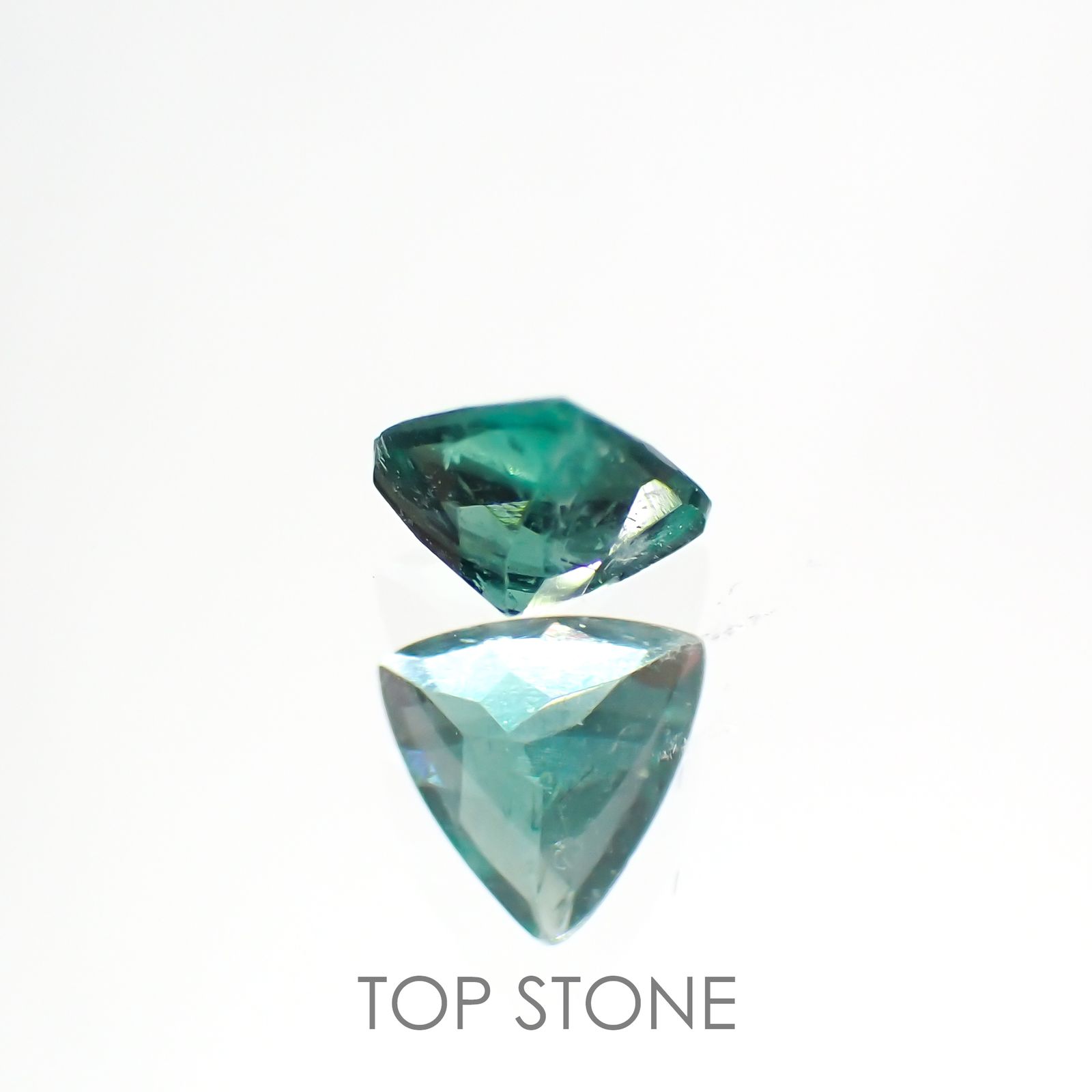 グリーンアパタイト(ノーブルモロキサイト)(宝石名アパタイト) マダガスカル産 0.32ct 識別済[210913151]4.6×4.5mm前後