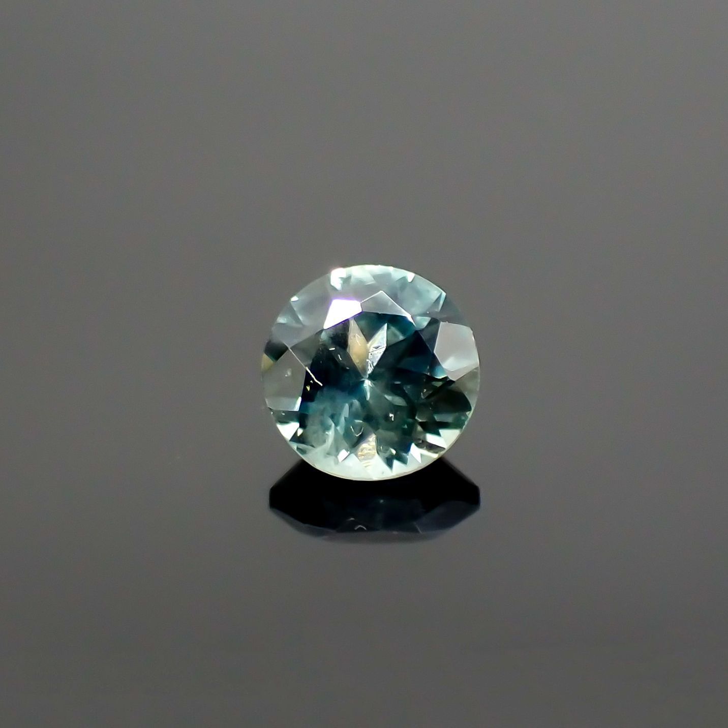 モンタナサファイア アメリカ合衆国産 ルース 0.65ct[210712113]4.9×4.9mm前後