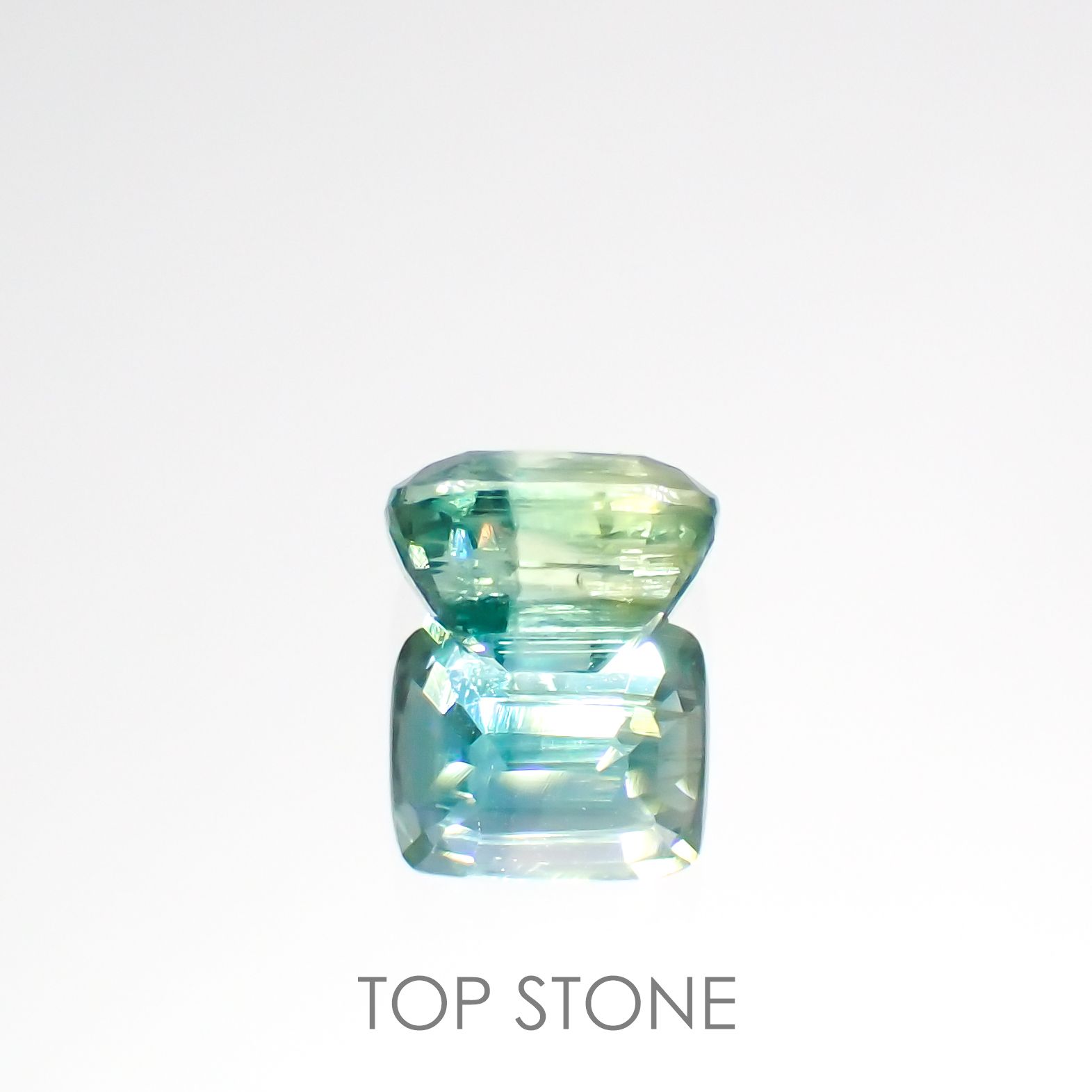 バイカラーカイヤナイト(宝石名カイヤナイト)ネパール産 1.52ct 識別済[220115372]6.5x5.4mm前後