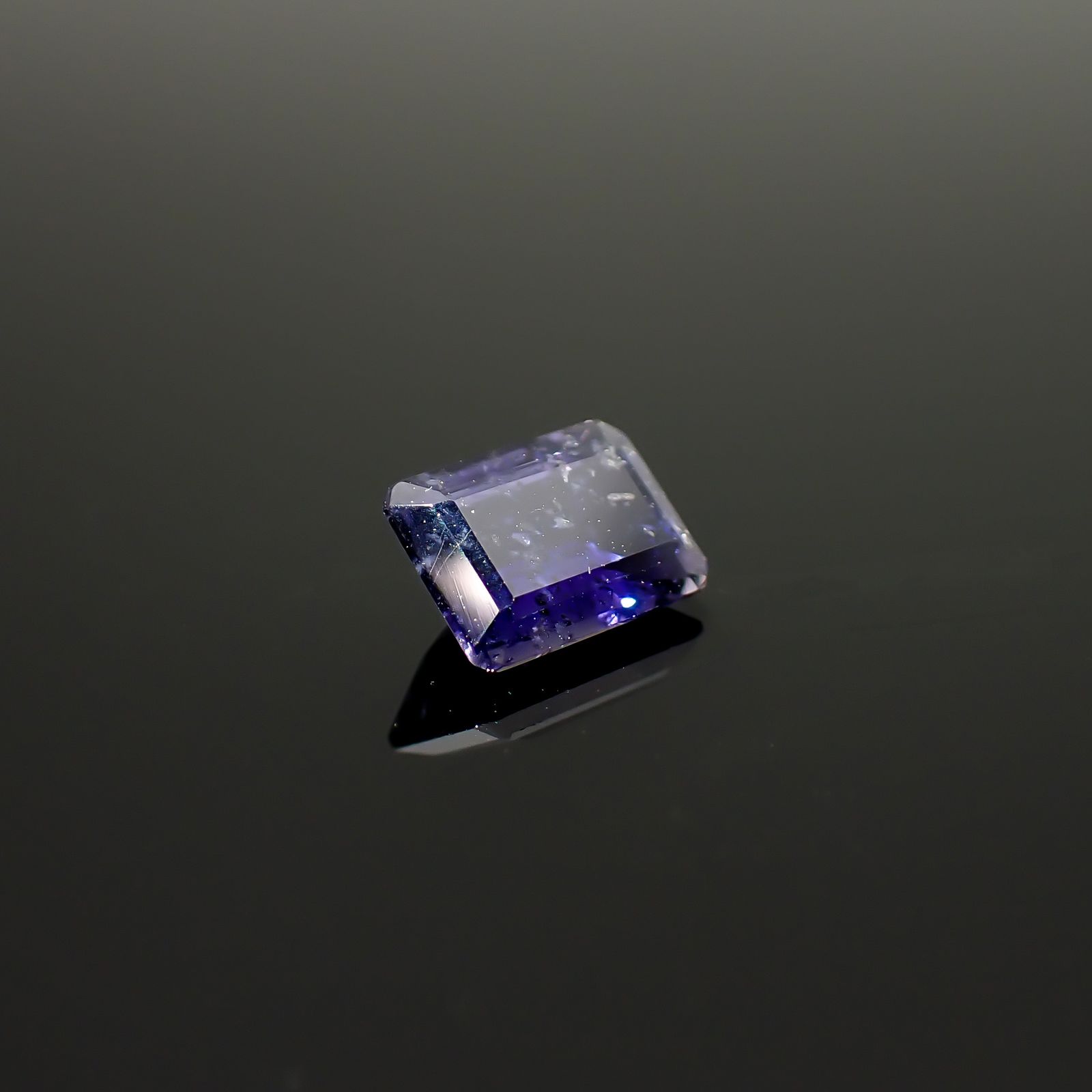 アイオライトサンストーン インド/ブラジル産 0.81ct / 6.9x5mm前後 [260932635]