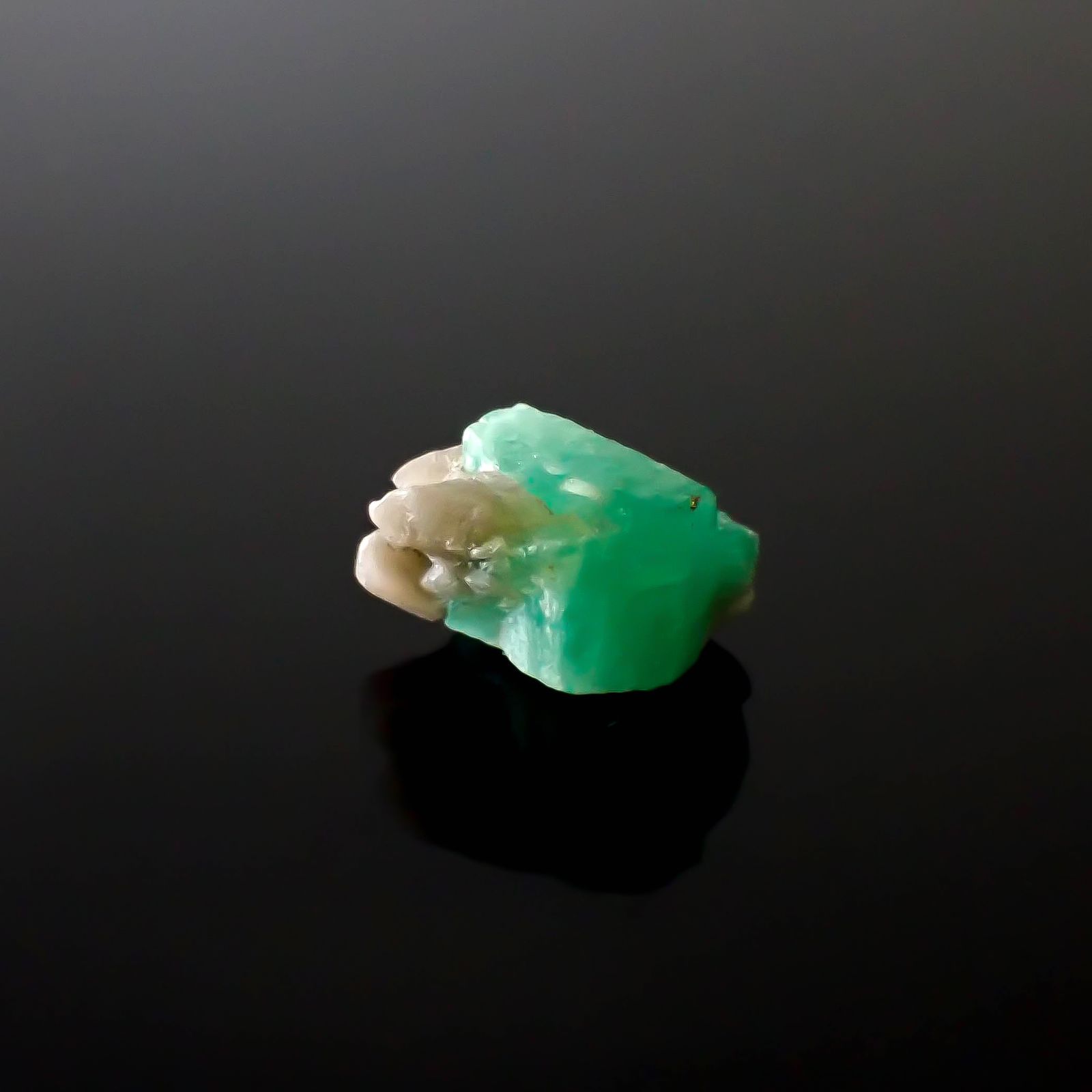 エメラルド原石 コロンビア産 16.62ct [250430181]11.1x19.1mm前後