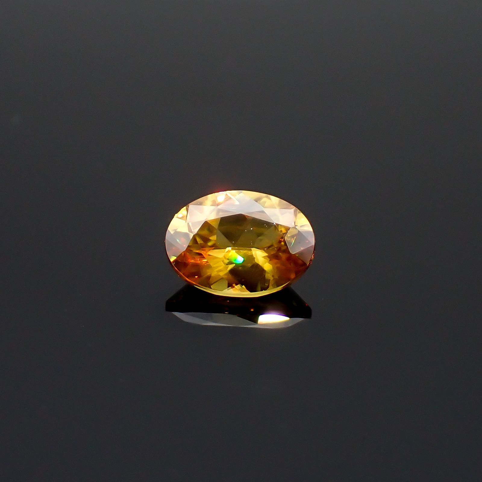 ゴールデンスフェーン マダガスカル産 0.75ct / 6.7x5mm前後 [260632354]