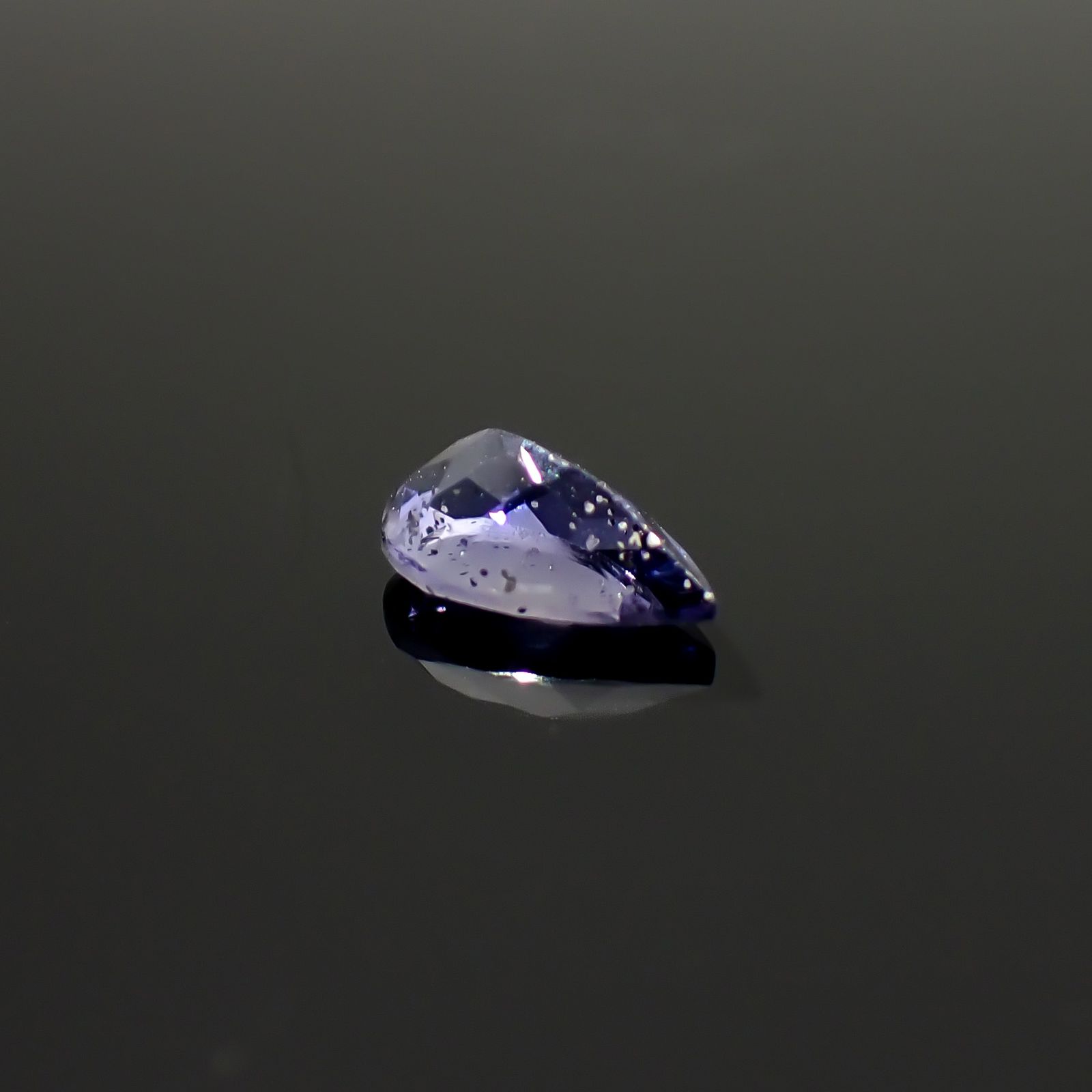 アイオライトサンストーン インド/ブラジル産 0.71ct / 8x5.1mm前後 [260932629]