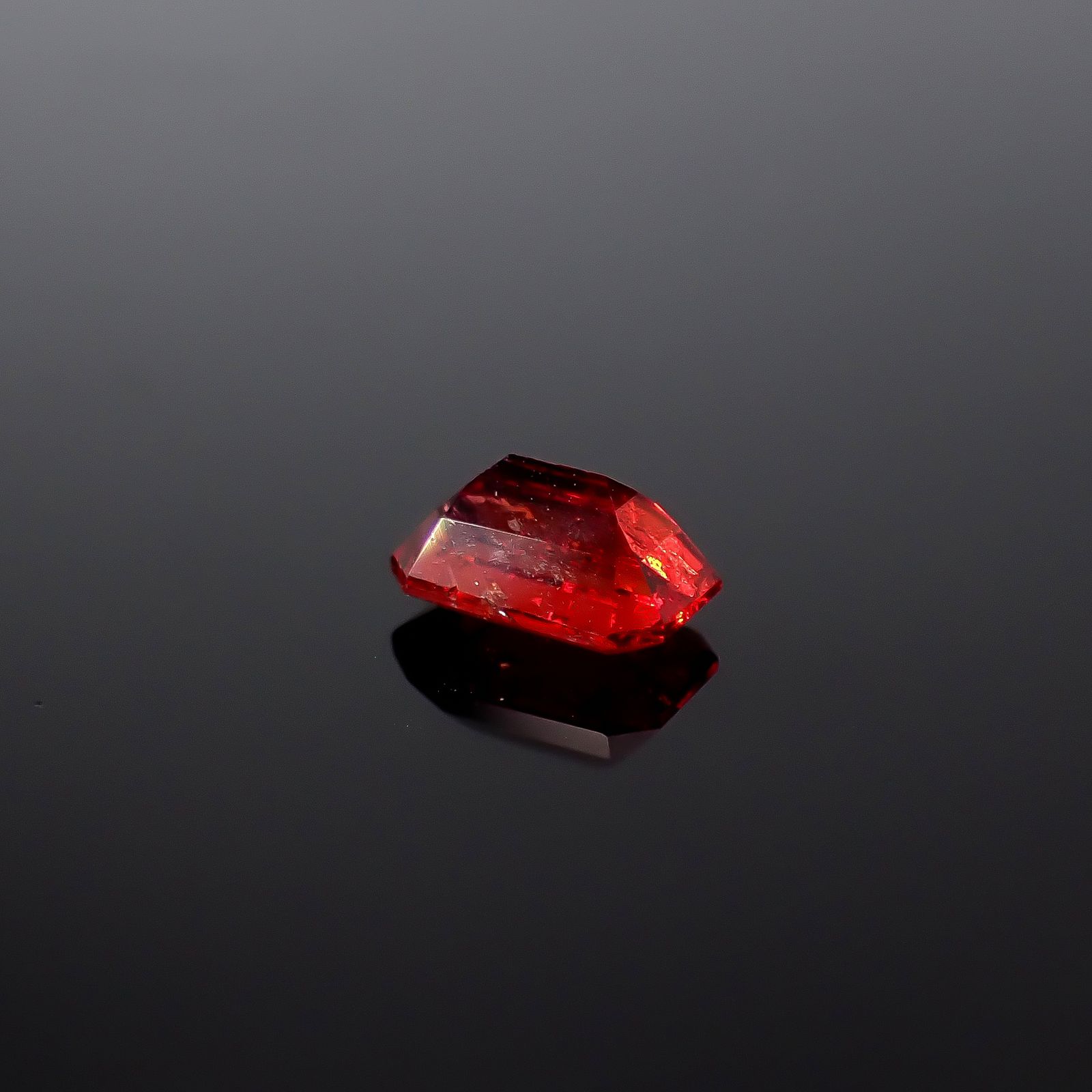 ユーディアライト(宝石名ユーディアライト)ロシア産 ソ付(日独) 1.047ct / 7.34x4.89mm前後 [251231475]