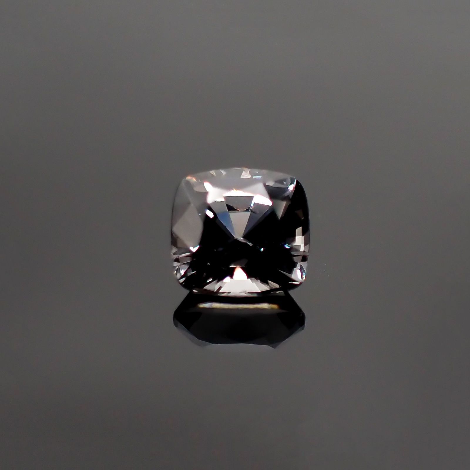 プラチナスピネル(宝石名スピネル) ビルマ産 1.152ct ソ付(彩珠)[250913319]6×5.6mm前後
