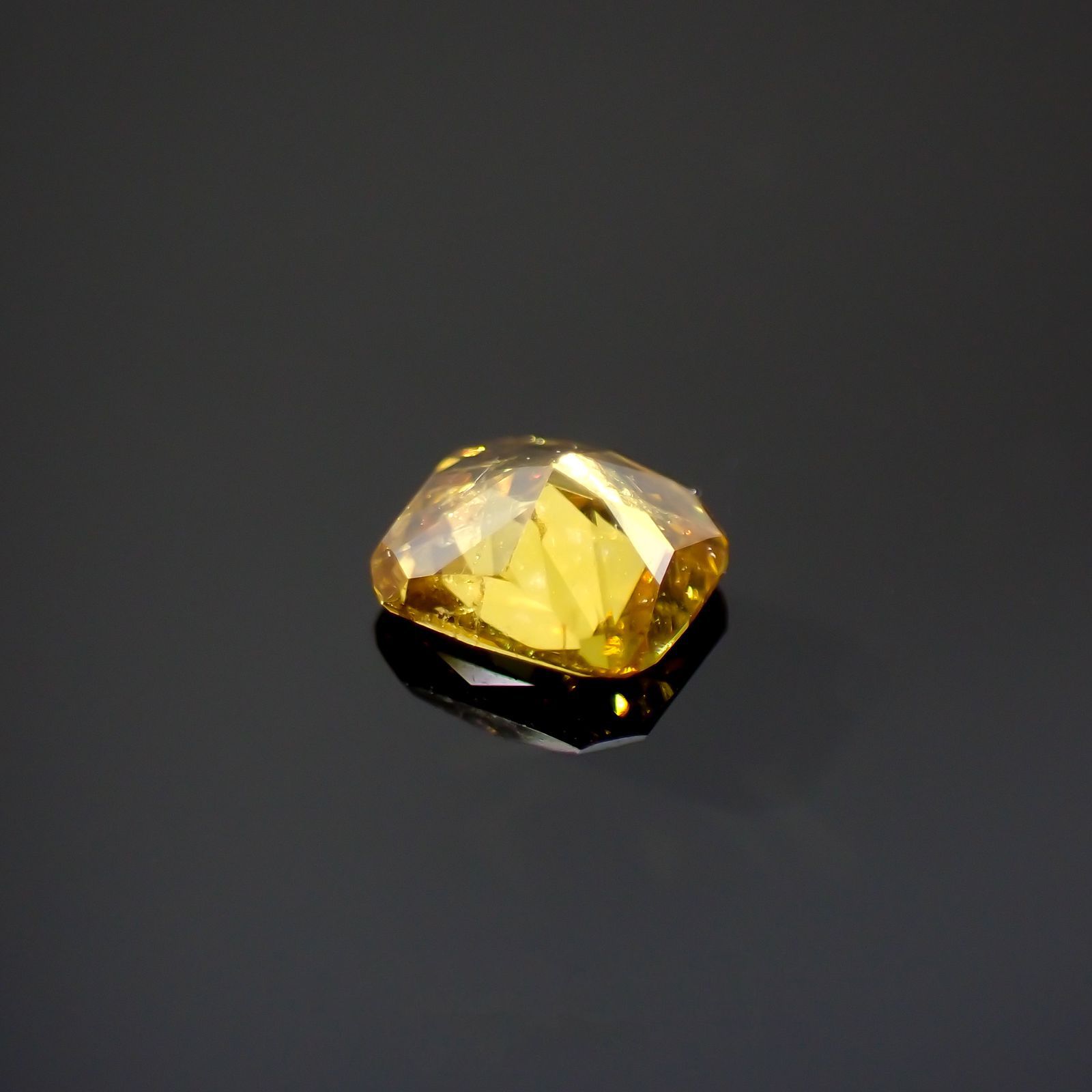 イエローダイヤモンド SI-2 / FANCY DEEP ORANGE YELLOW(宝石名