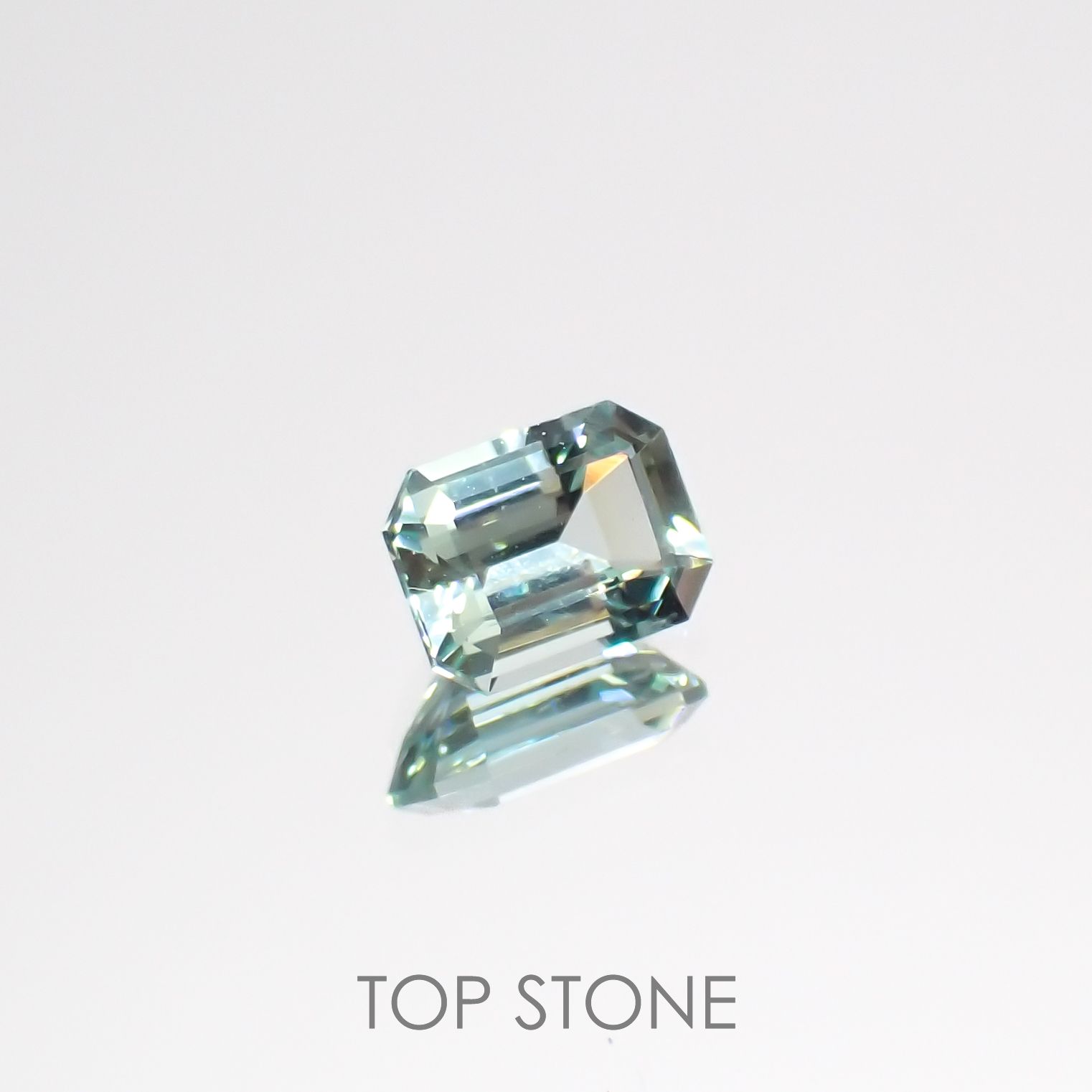 ミントベリル  ブラジル産 0.45ct[220616676]5.4x4mm前後