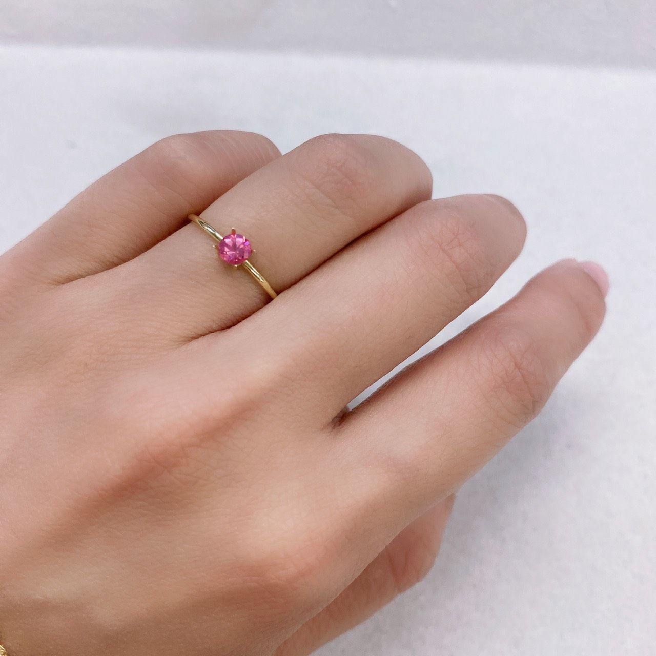 ホットピンクスピネル タンザニア産 ルース 0.33ct[210812582]4×4mm前後