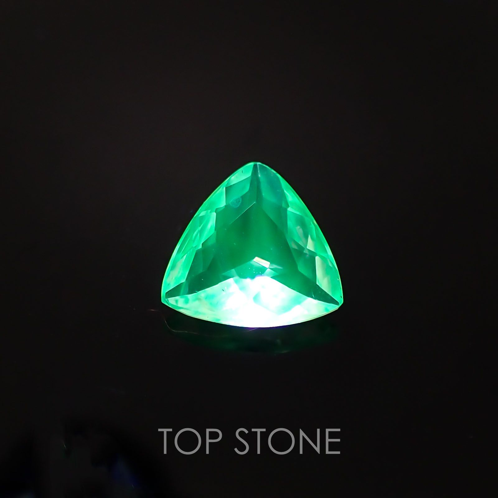 ハイアライトオパール(宝石名オパール) メキシコ産 0.71ct 識別済[20117706]7×7.2mm前後